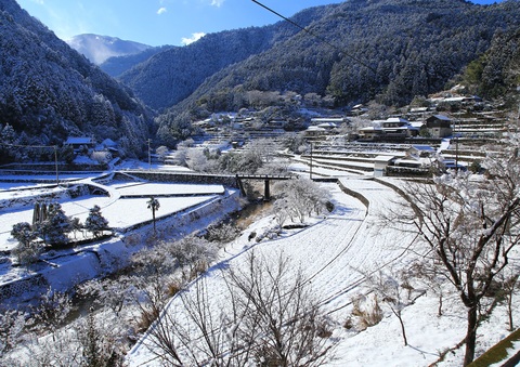 雪の日の棚田の写真