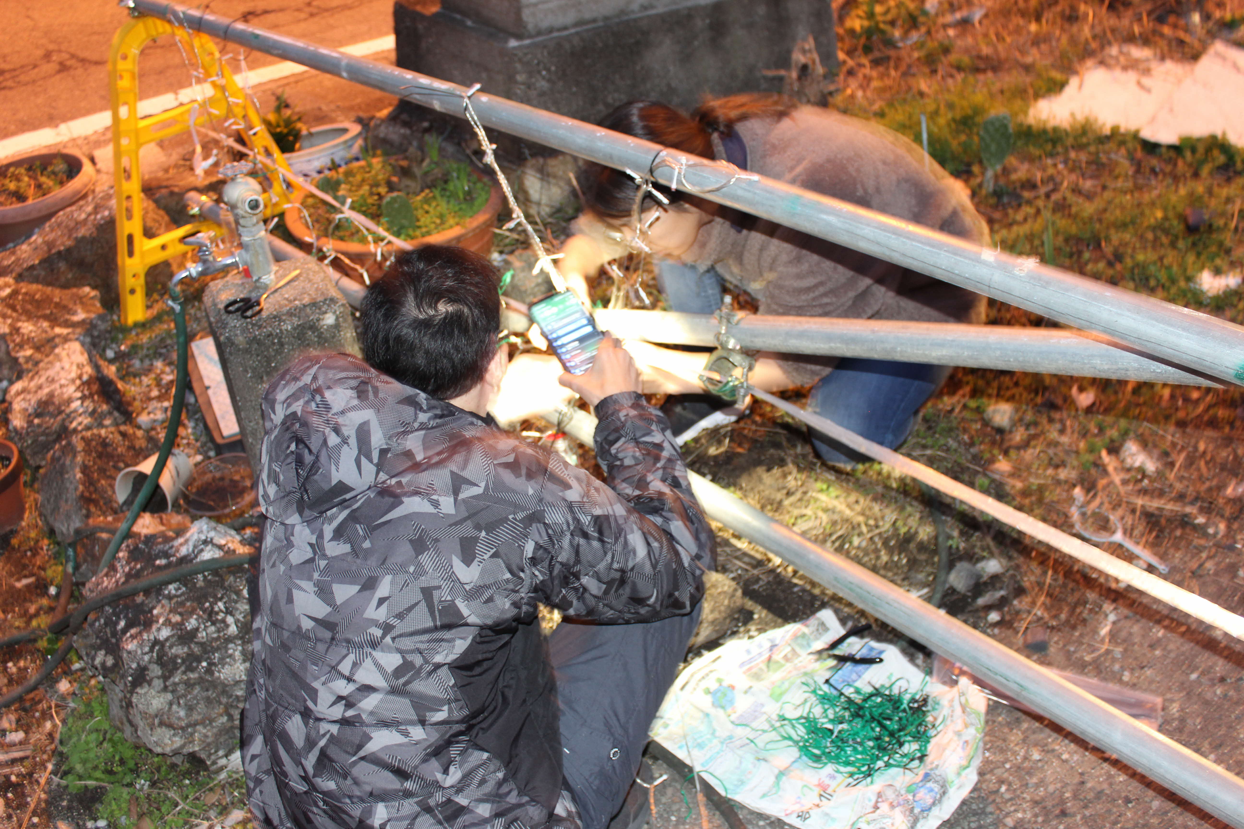 LED照明を取り付ける様子