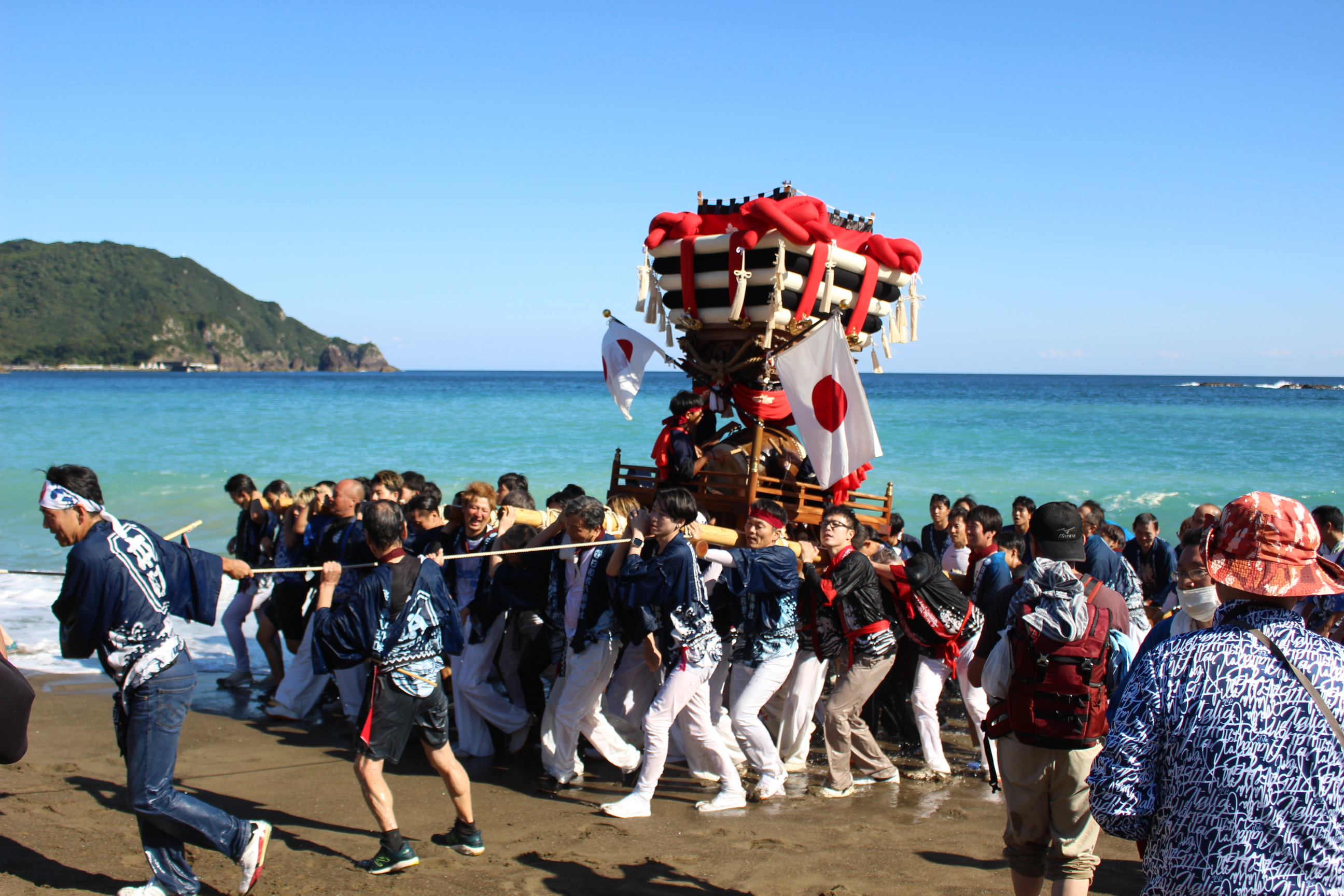 浜に出て行く様子