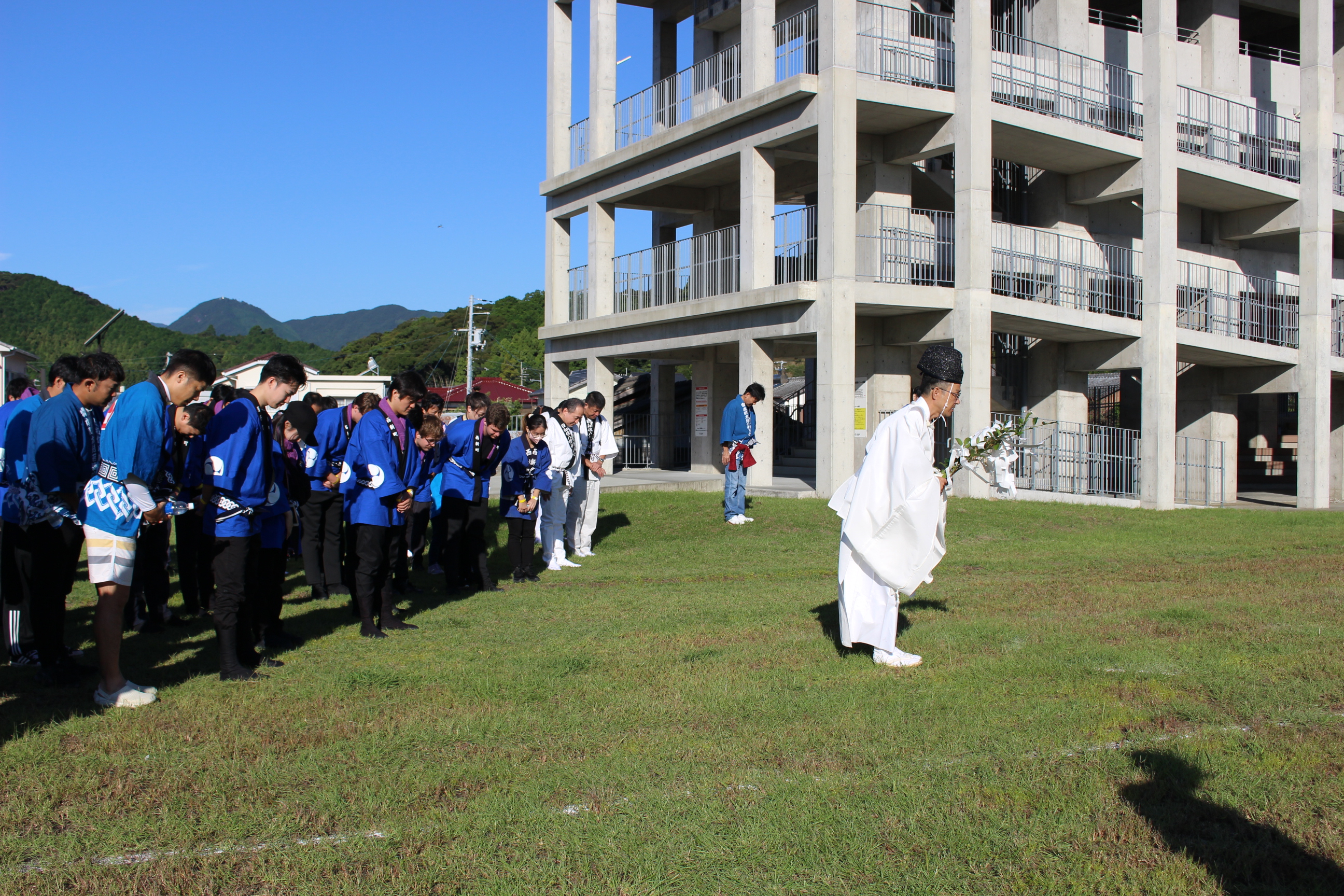 開始前に御祈祷を受ける様子