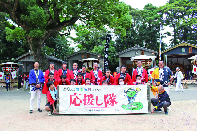 日和佐ちょうさ保存会が参加者に赤いハッピを貸し出す