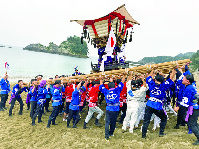 大きな掛け声とともにちょうさを持ち上げる