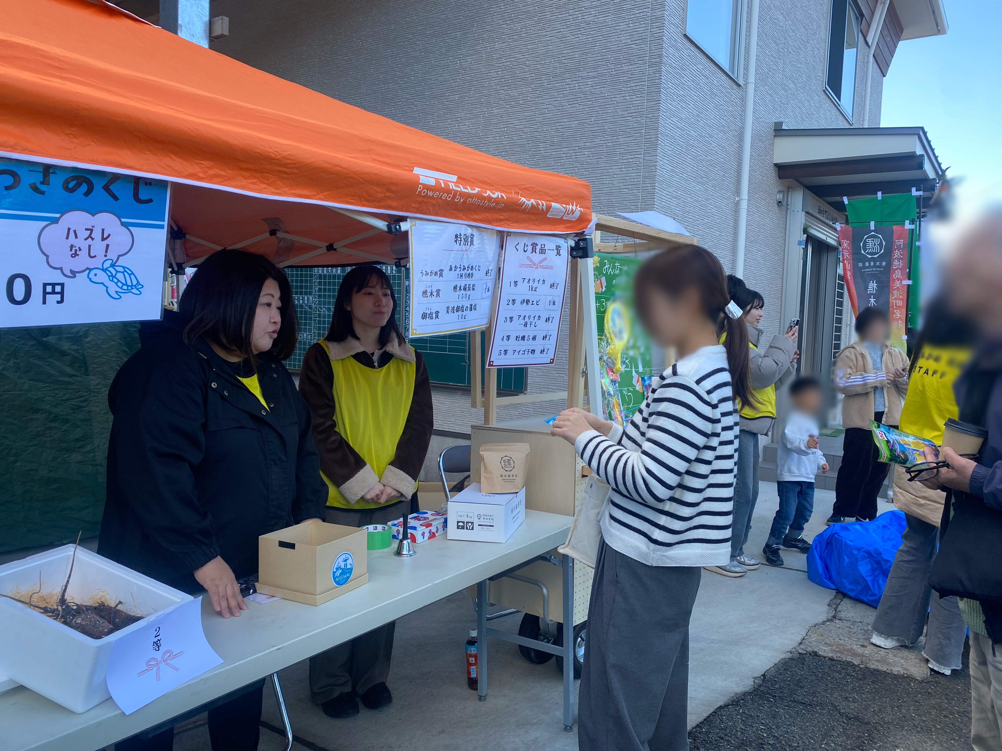 販売のサポートを行う様子