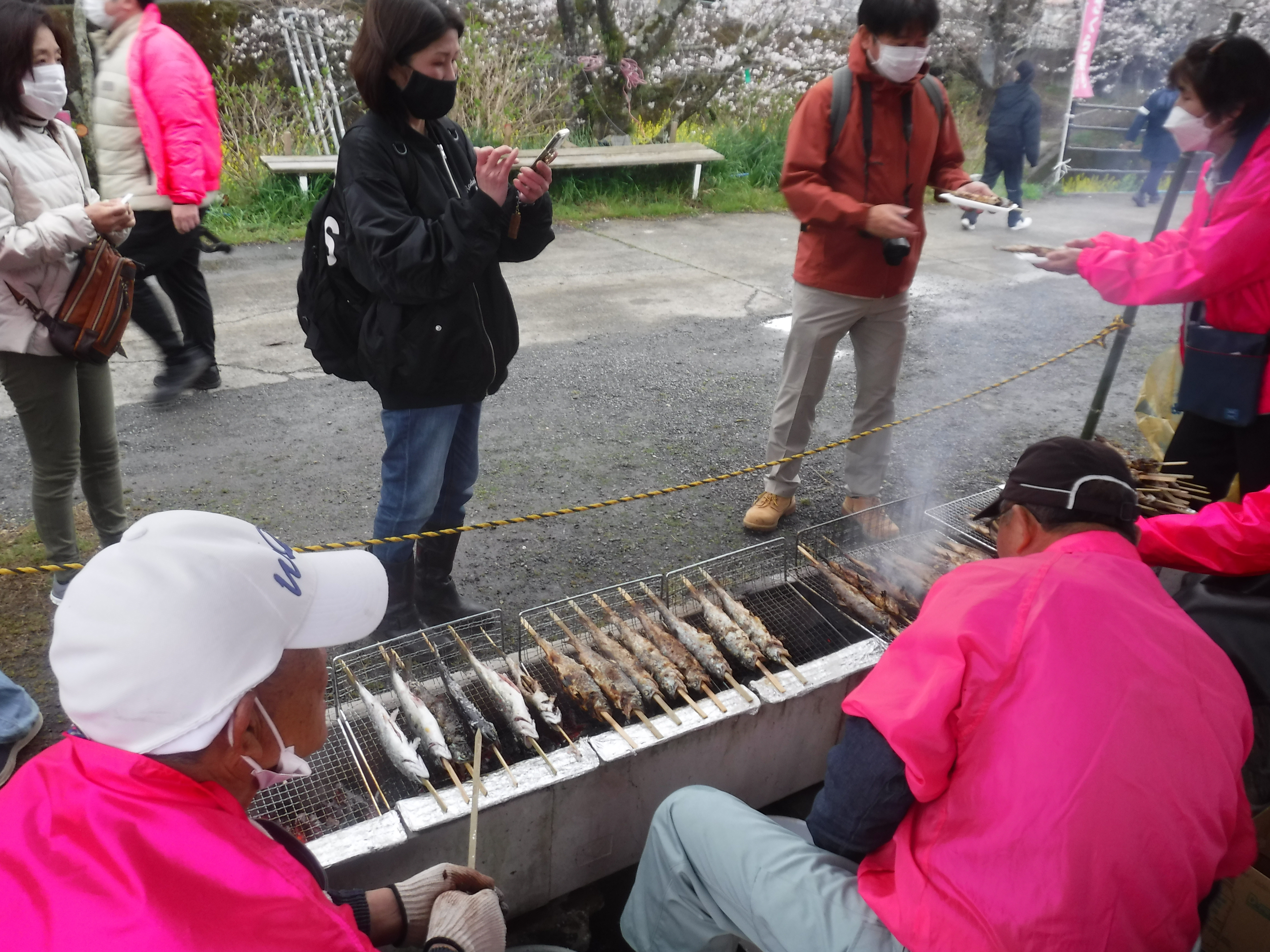 あめご販売の様子