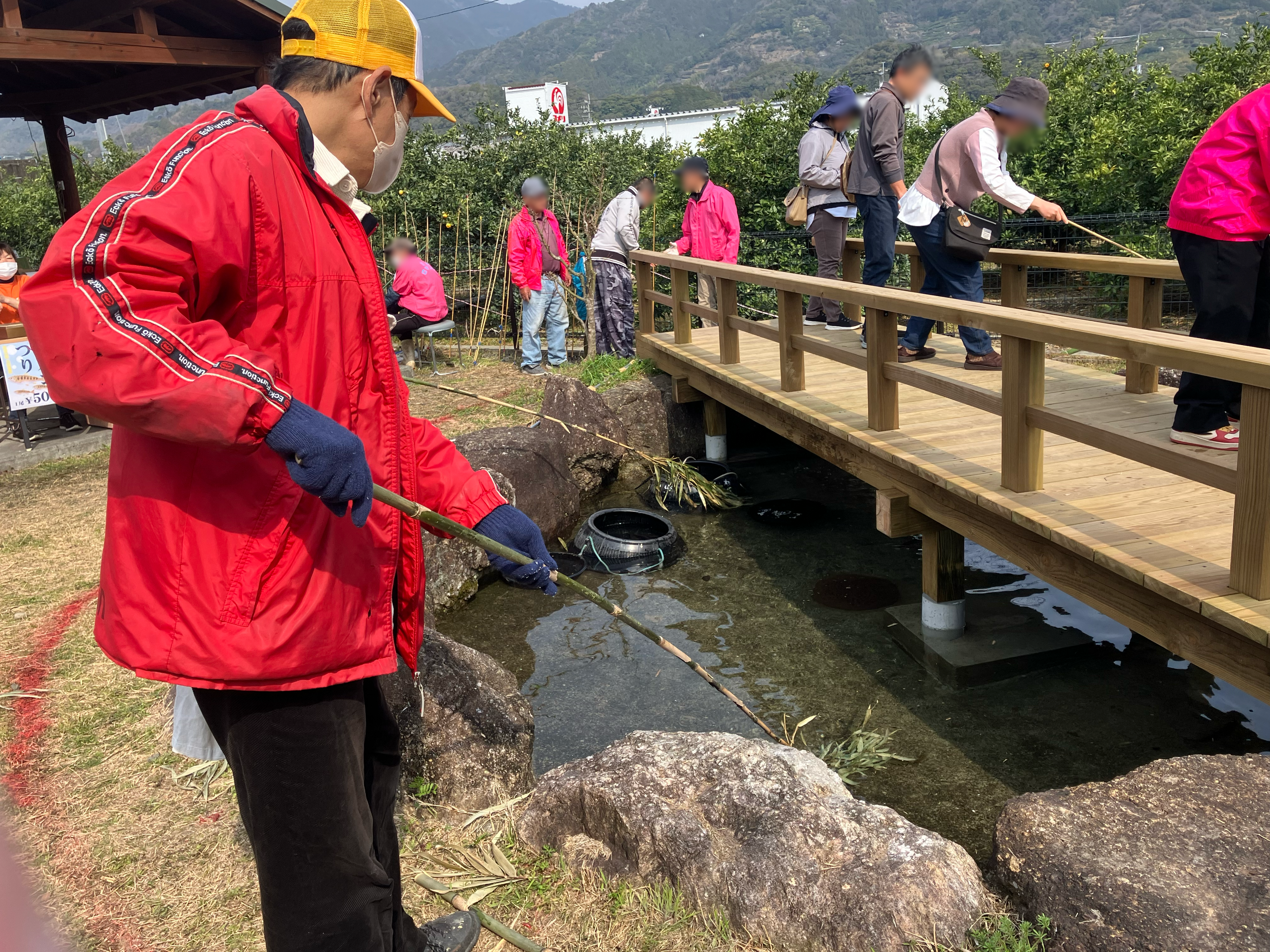 アメゴを寄せるため水面をたたく