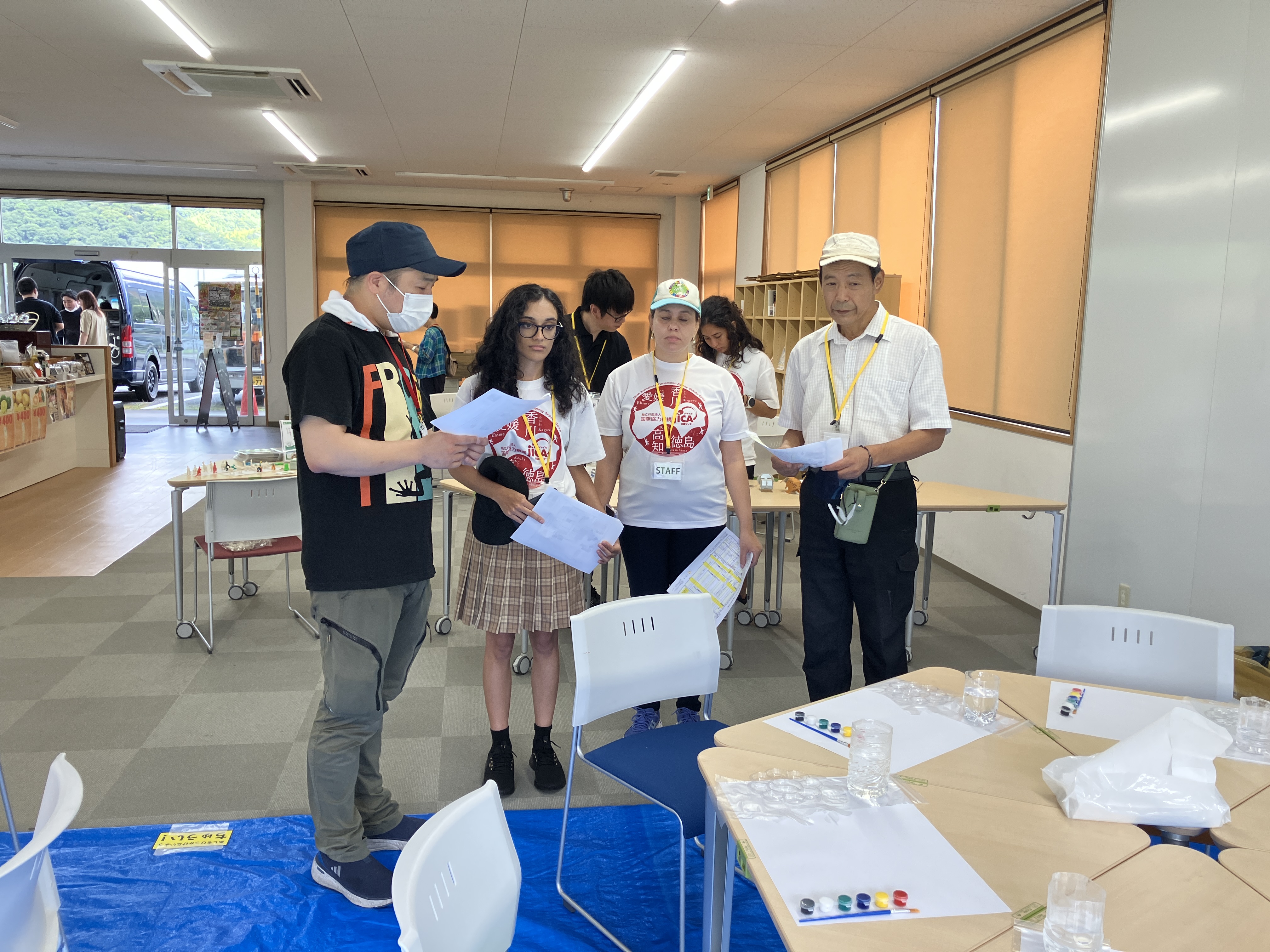 ふるさと団体から説明を受ける様子