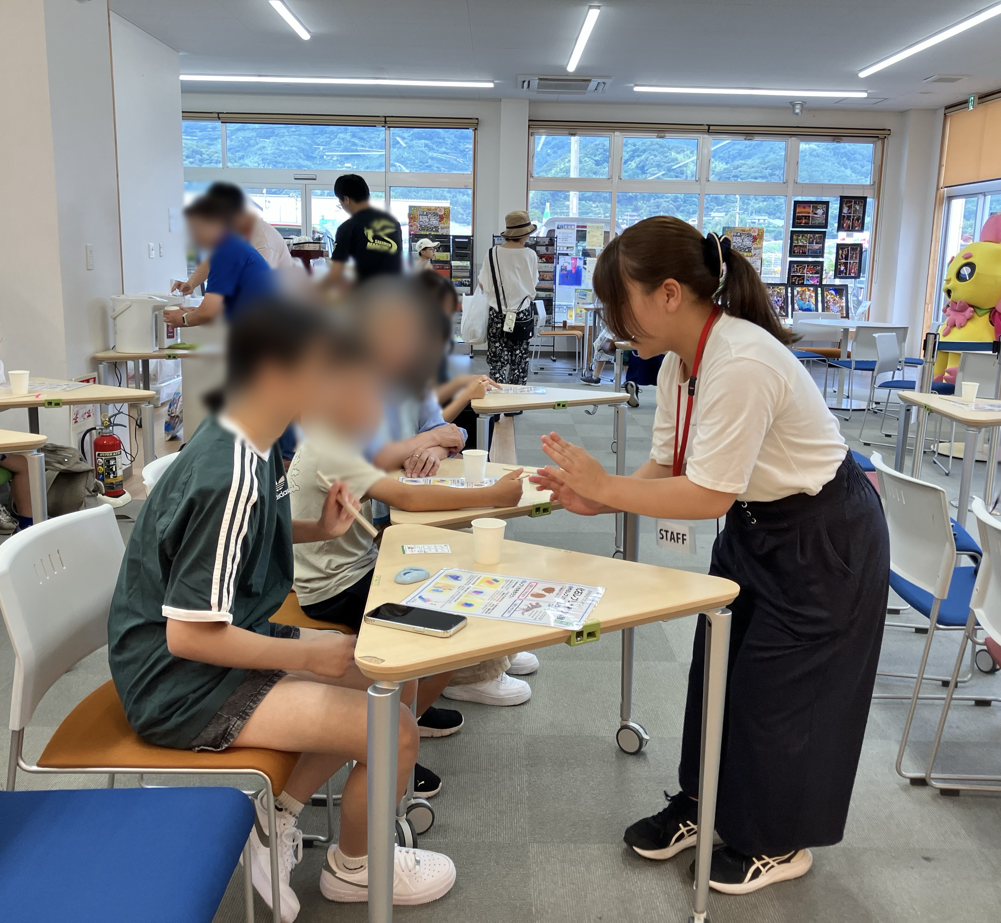 子どもに説明を行う様子