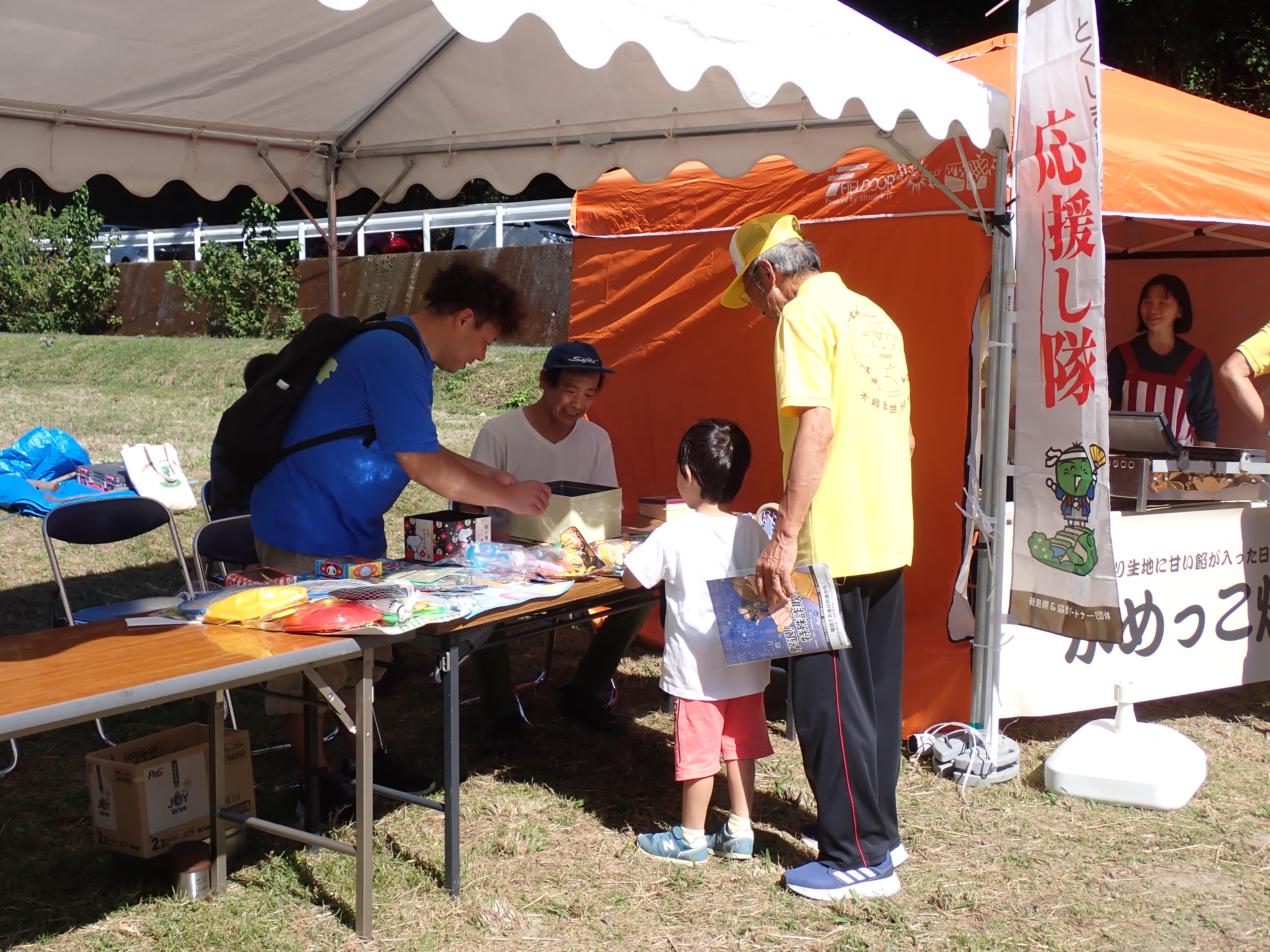 くじ引きを行う様子