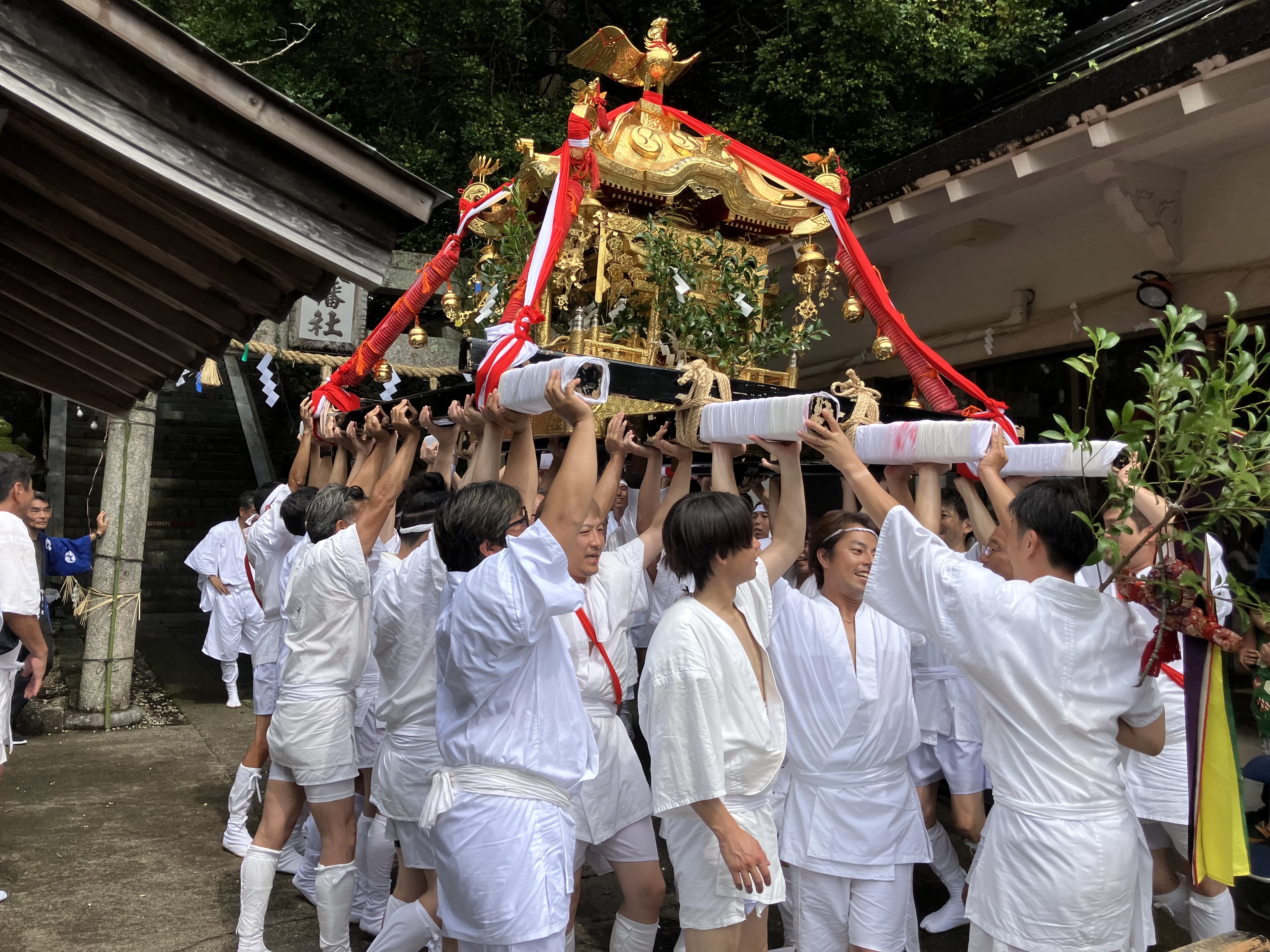 神輿を担ぐ様子