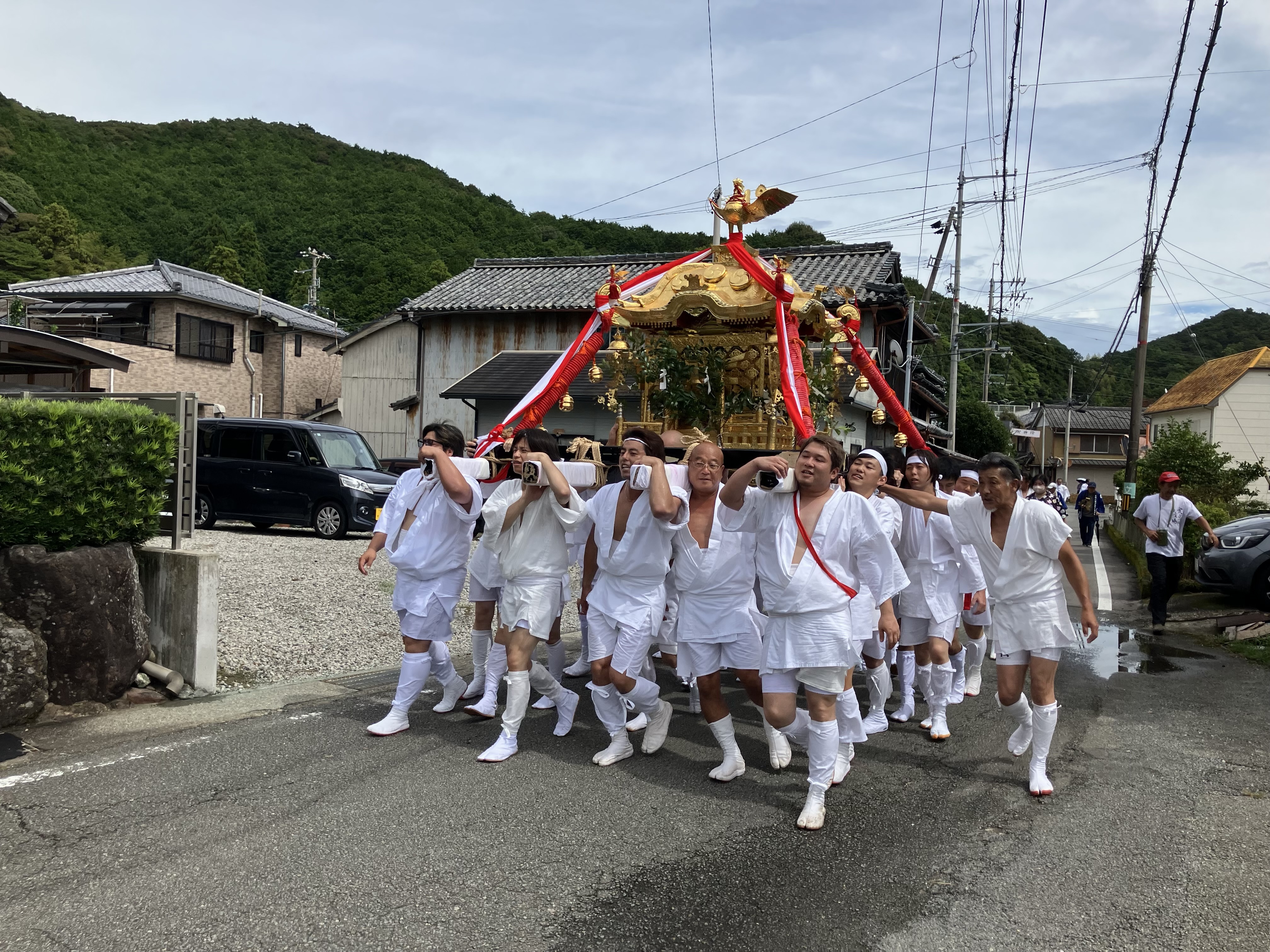 神輿を担ぐ様子