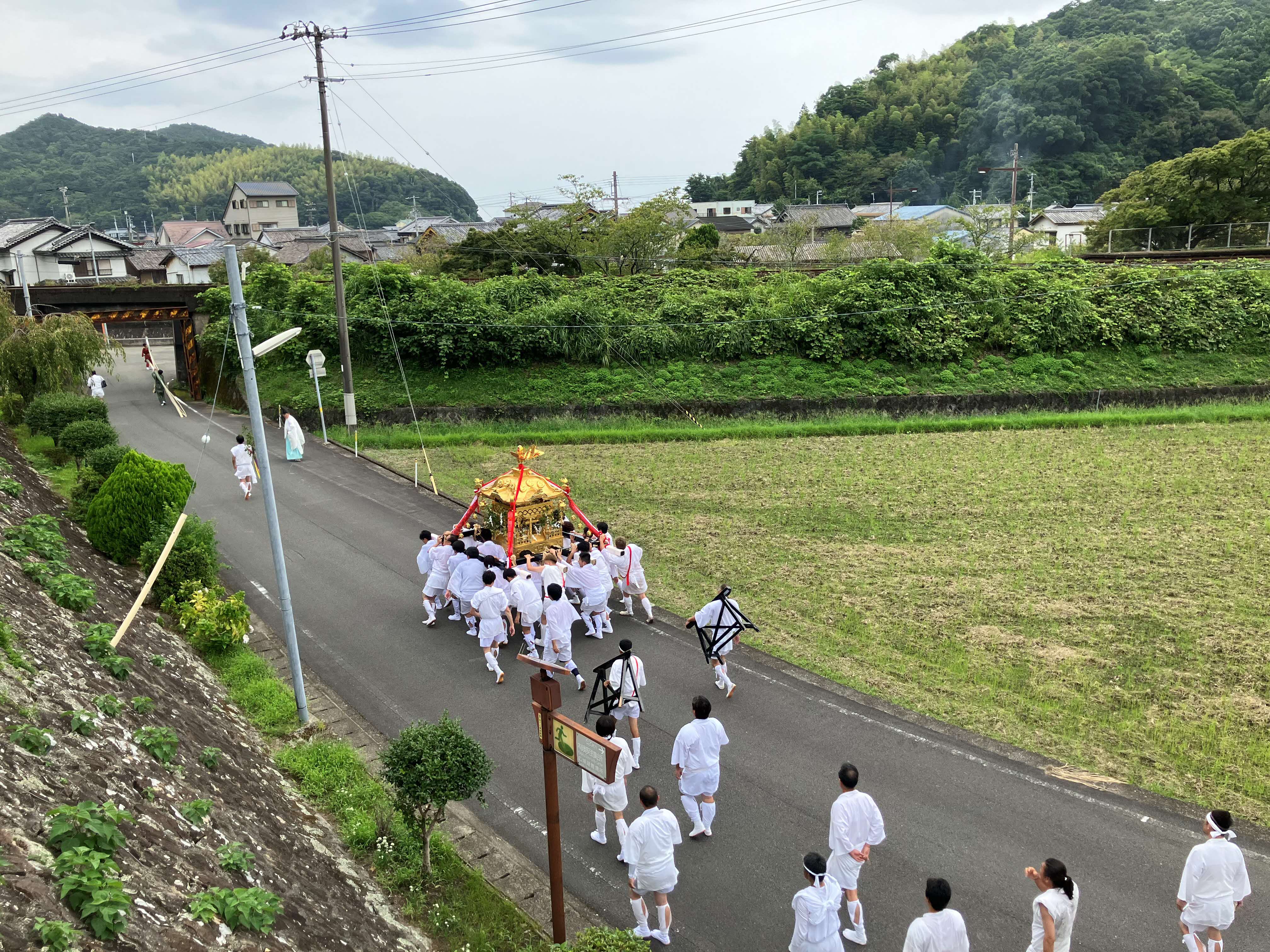 遠くから見た神輿を担ぐ様子