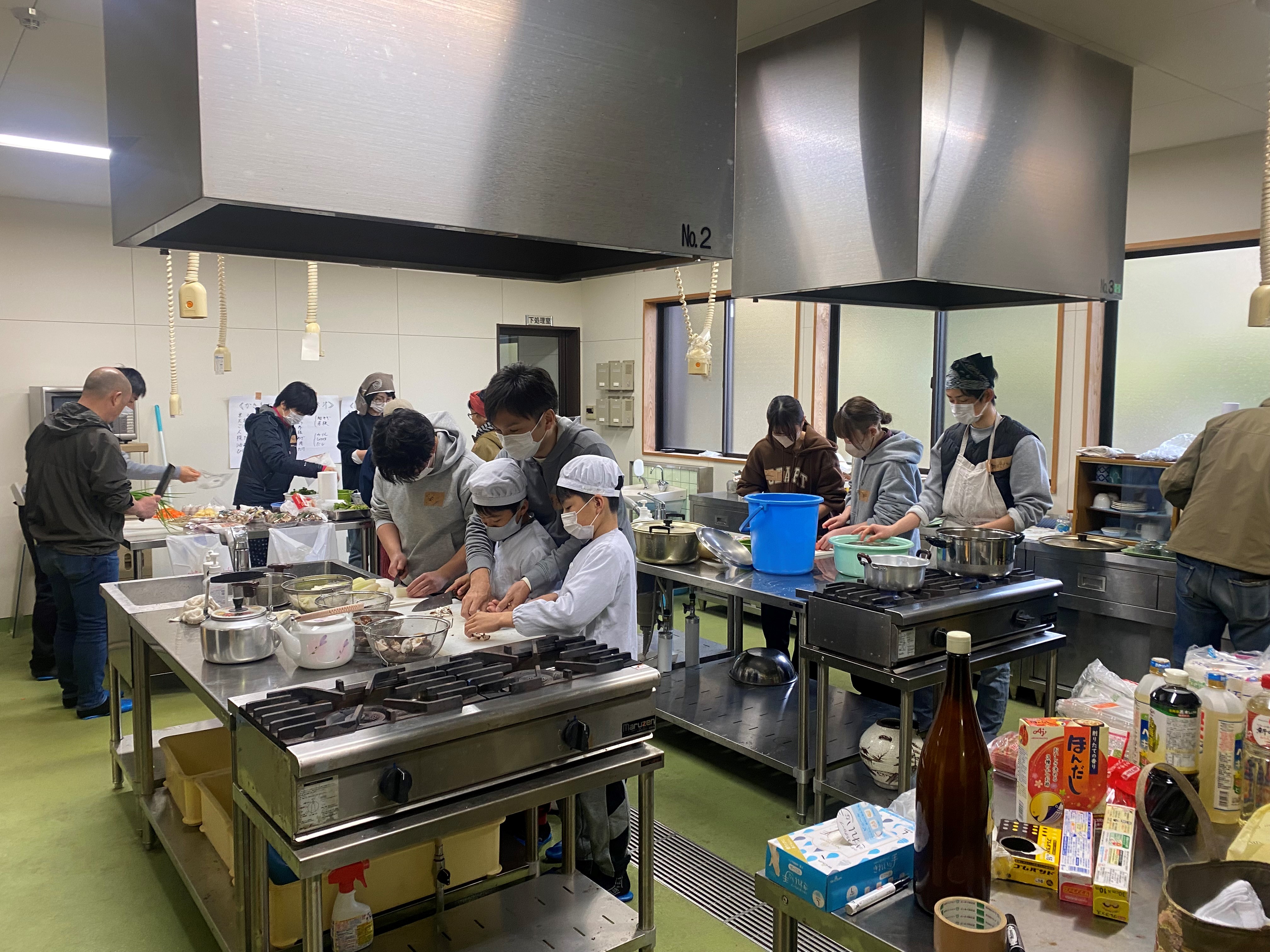 郷土料理を調理している様子