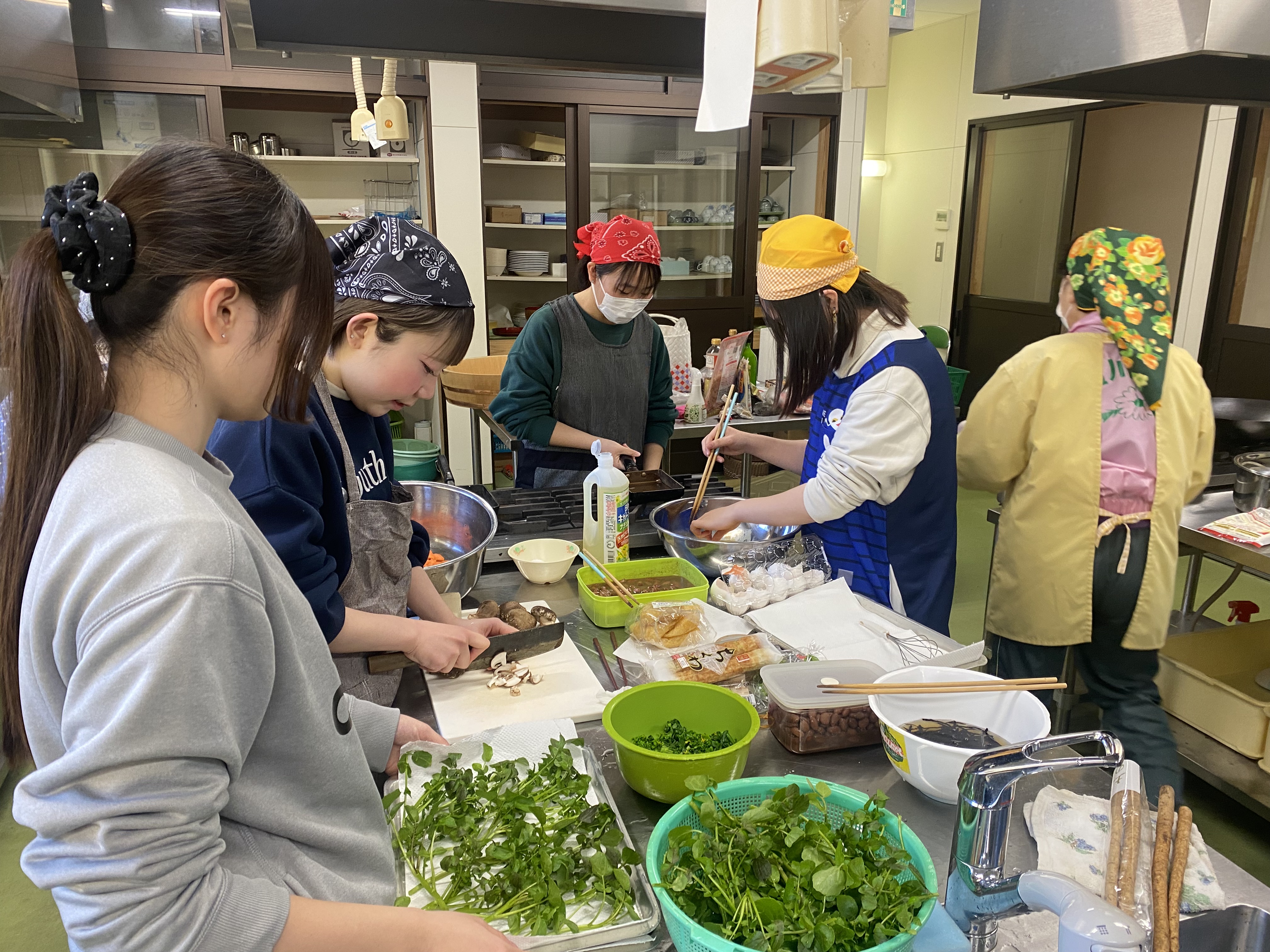 郷土料理を作る様子