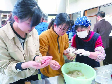 那賀町伝統の郷土料理づくりを体験