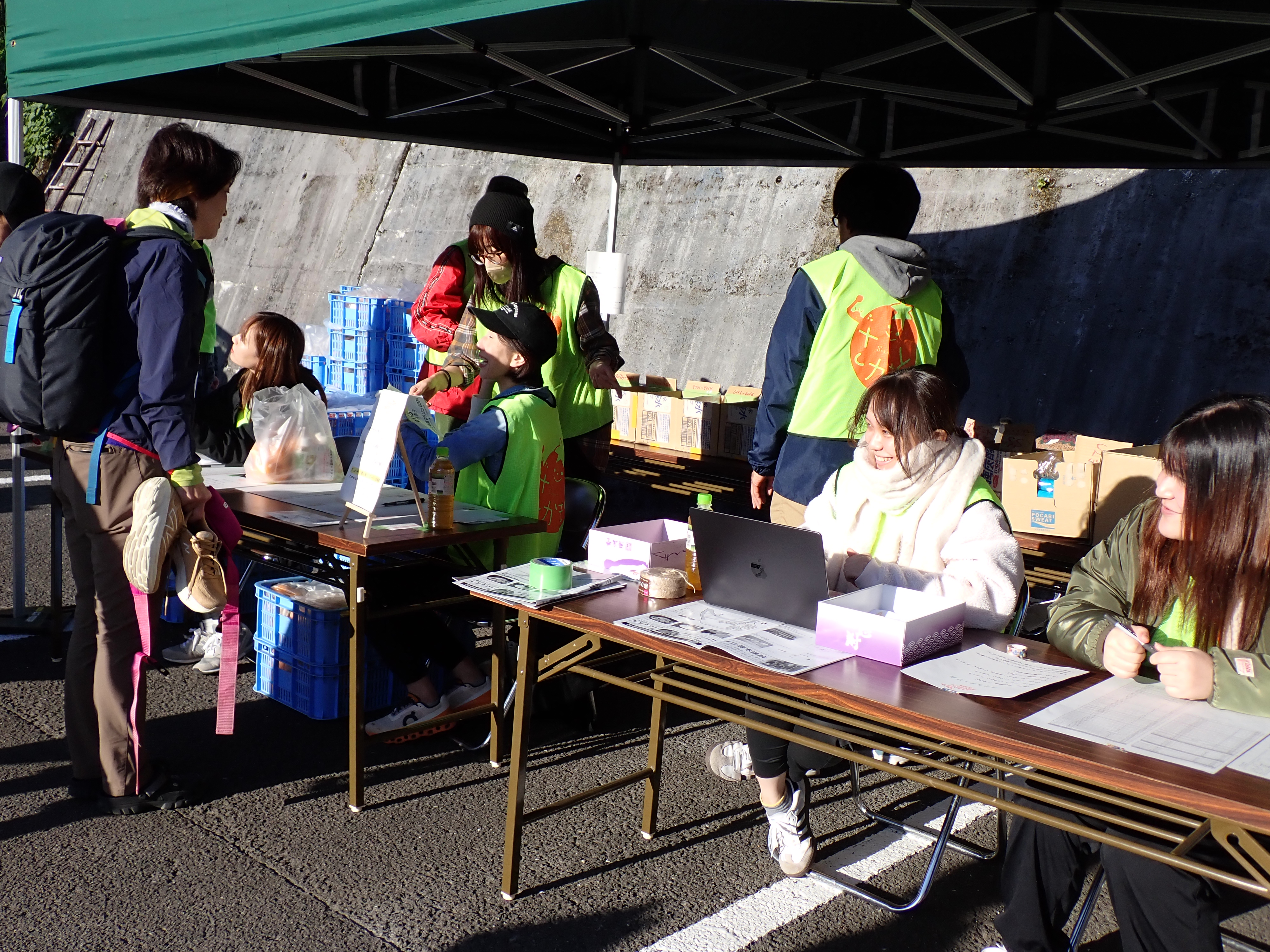 4名で受け付けを行う様子