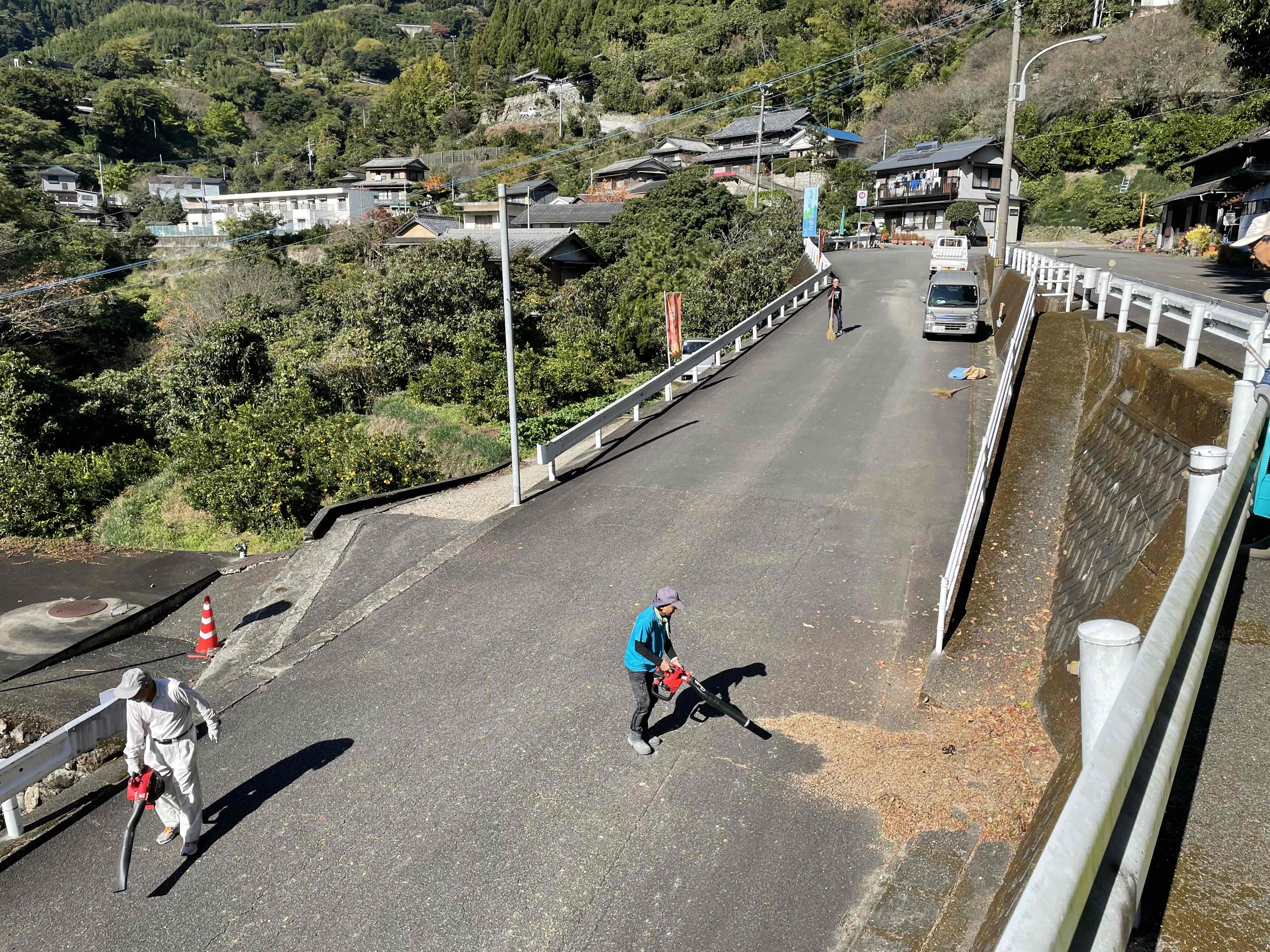 道路清掃を行う様子
