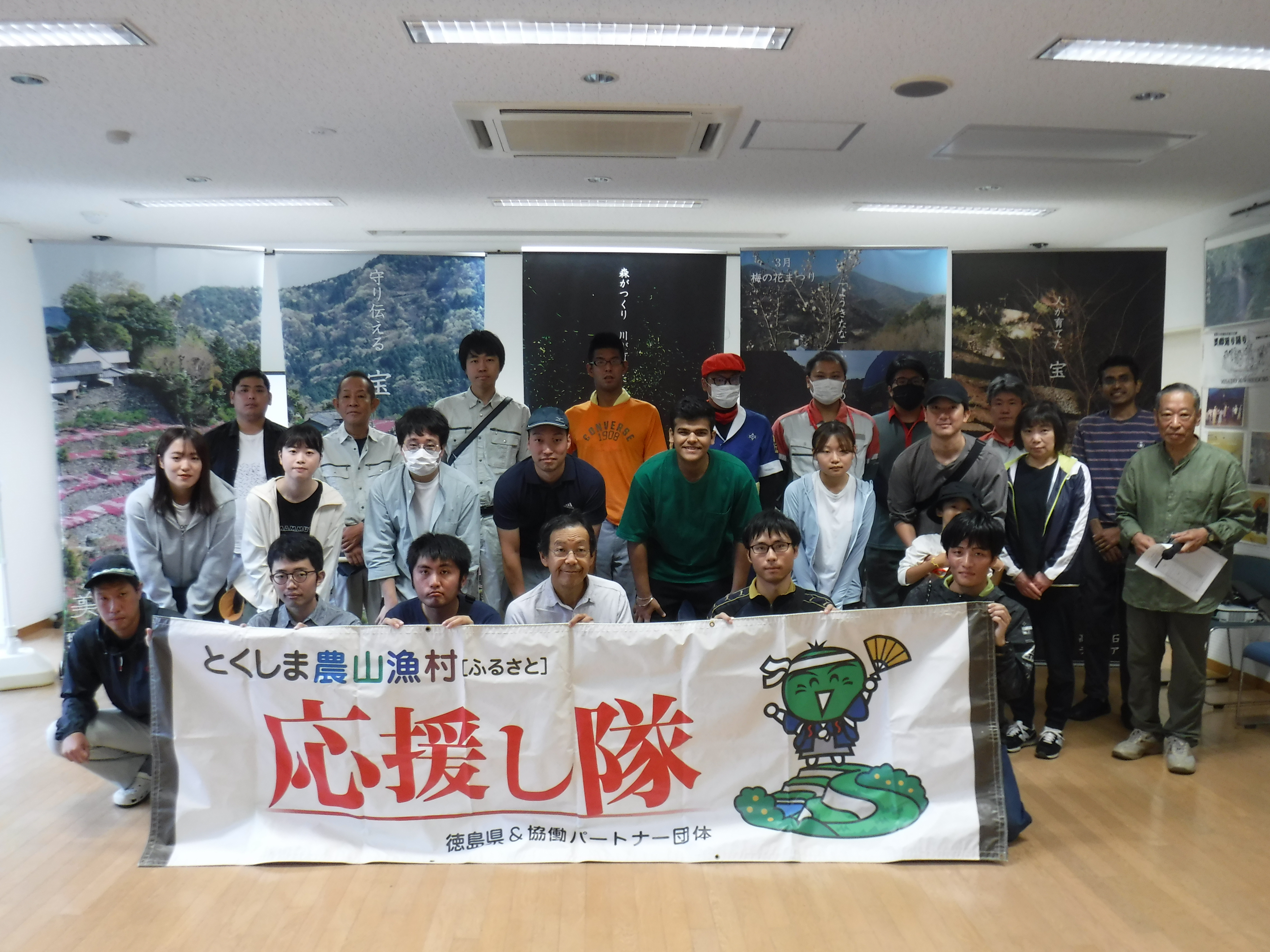 集合写真（横断幕あり）