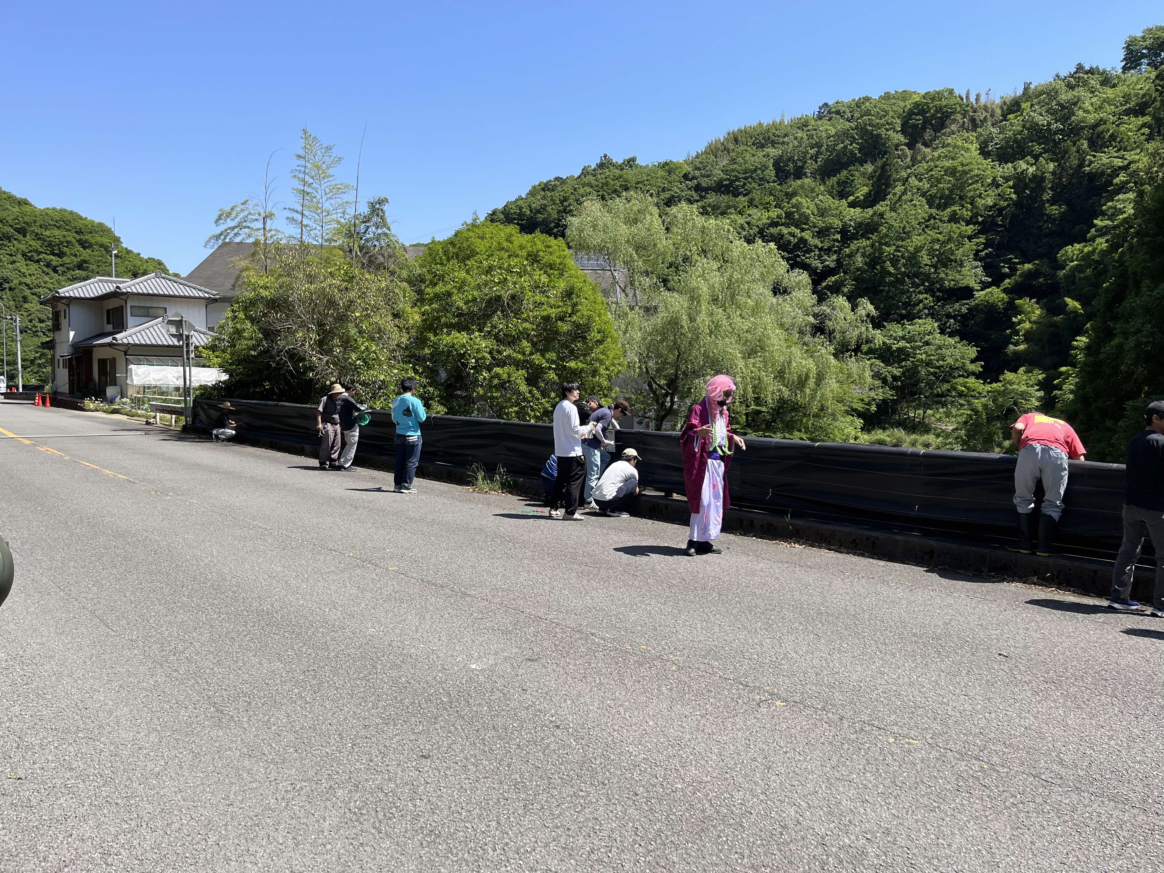 遮光ネットを張る様子