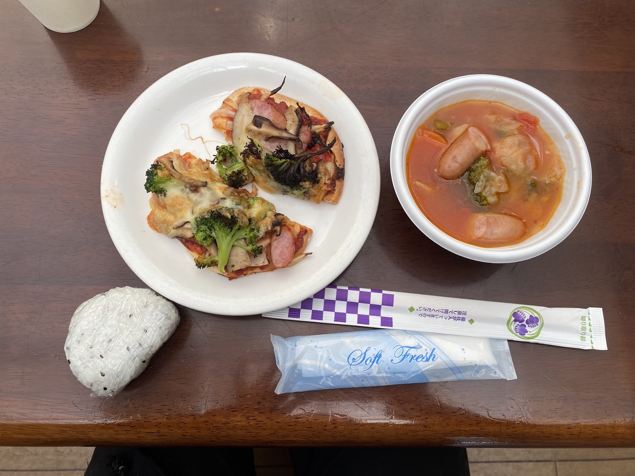 ふるさと団体からいただいたピザとトマトスープ