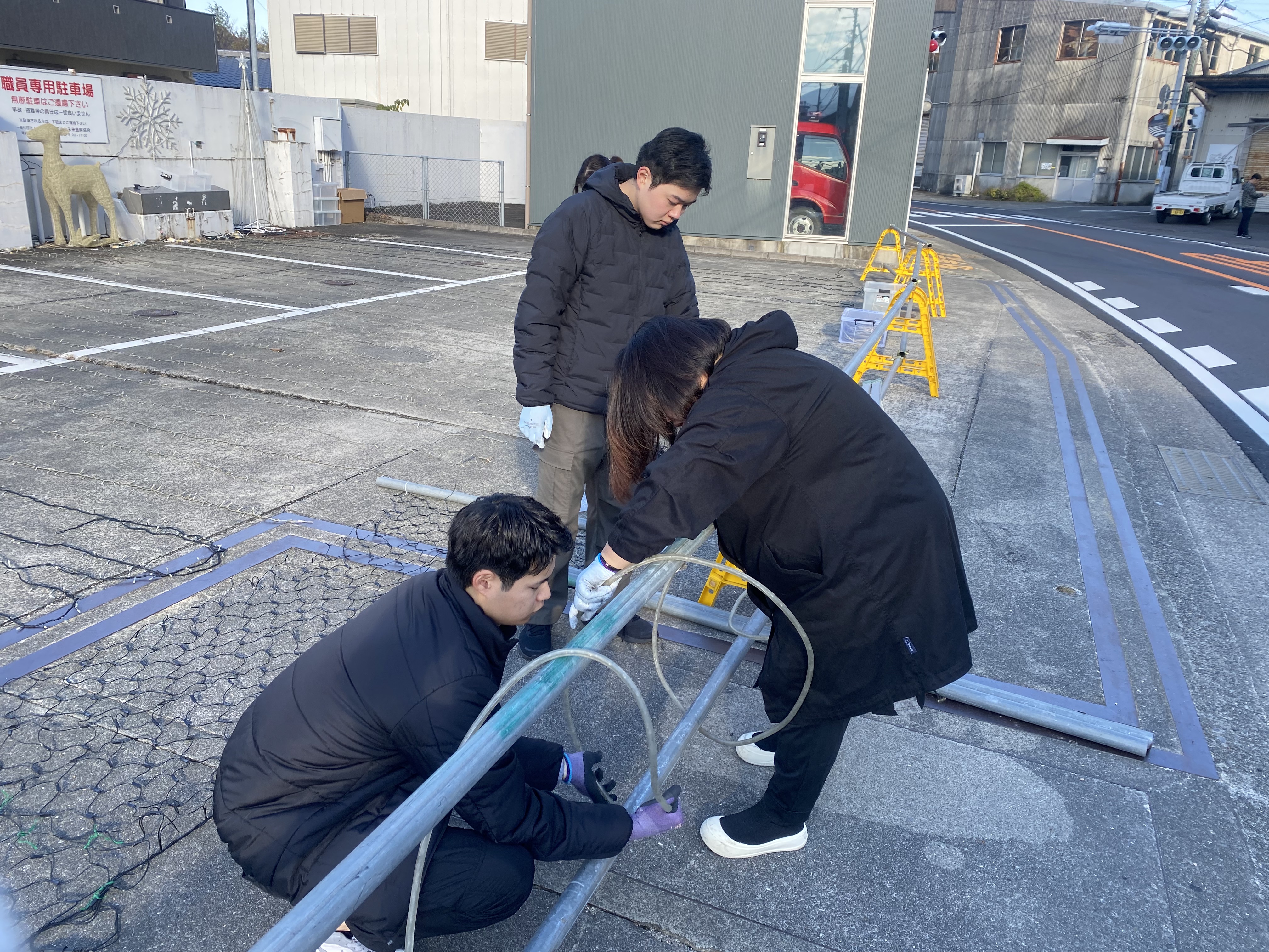 イルミネーションを巻き付ける様子