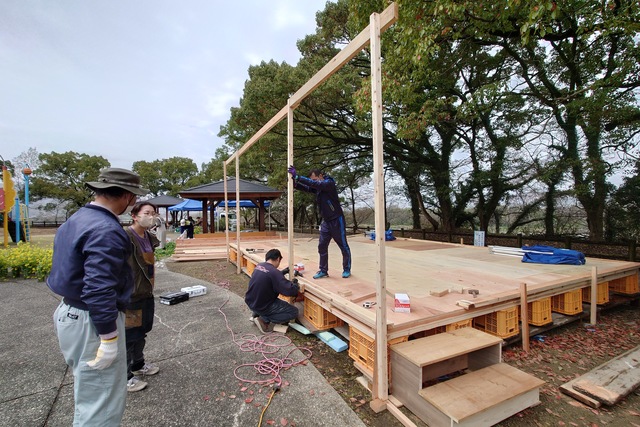 ステージ屋根の柱設営