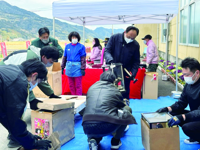 勝浦町の「ビッグひな祭り」に向けて、ひな人形の受け取り作業を応援