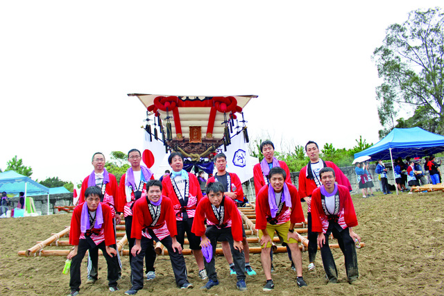 日和佐八幡神社の秋祭りに参加した松本コンサルタントの社員たち