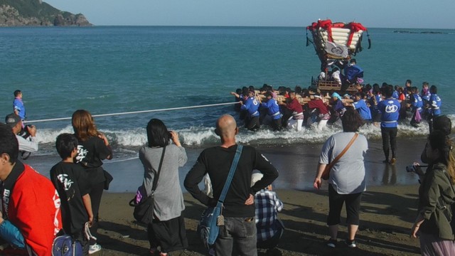 海を通って境内へ