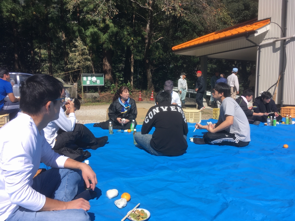 昼食で交流を図る。