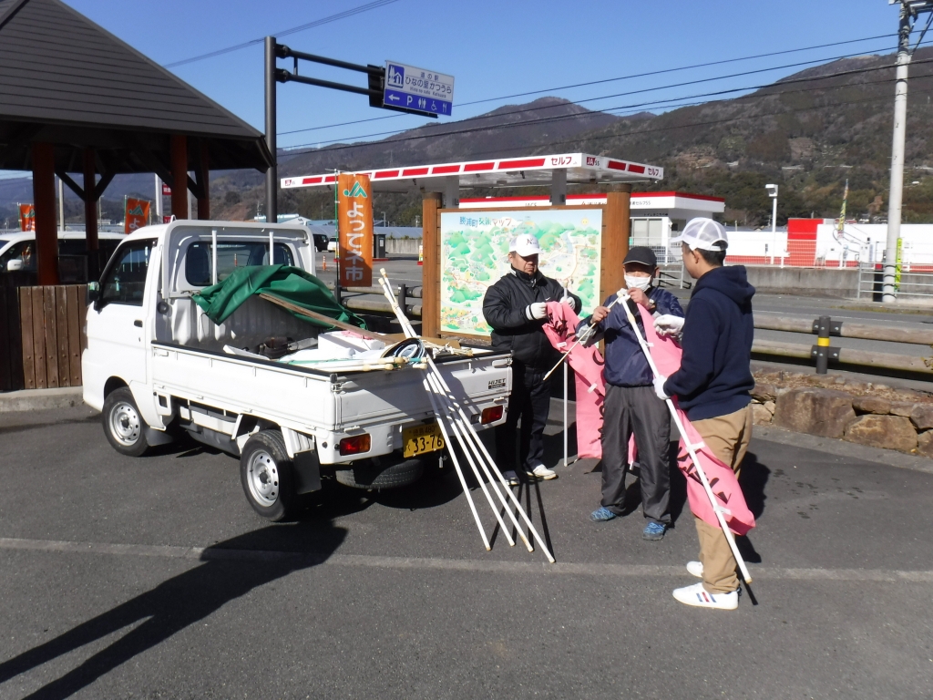 街道沿いにのぼりを設置