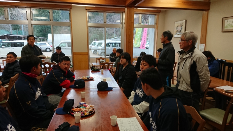 お昼を食べながら地元との交流