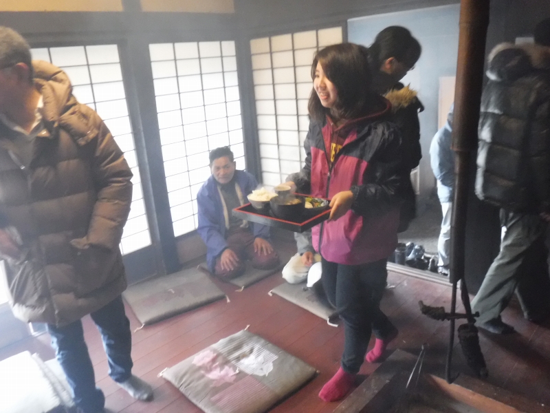 お昼は「いろり」のある部屋で