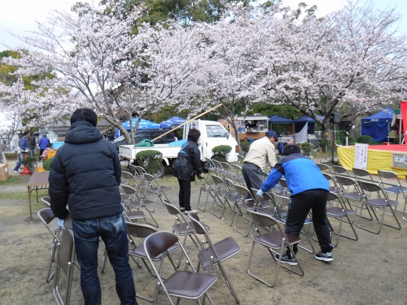 会場設営の仕上げ