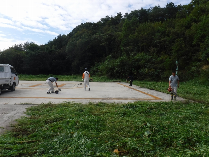ヘリポート周辺の除草