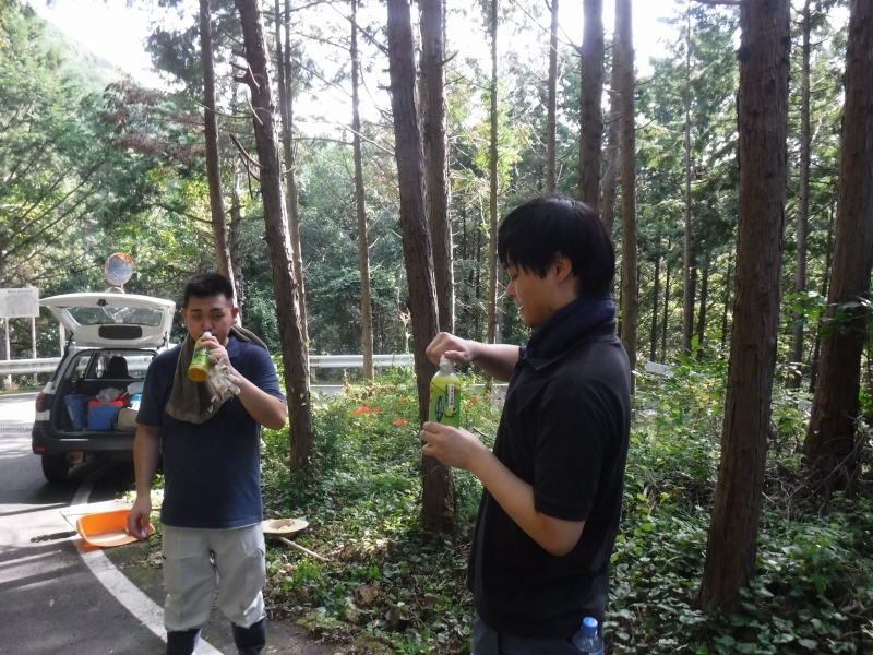 提供飲料を飲む様子