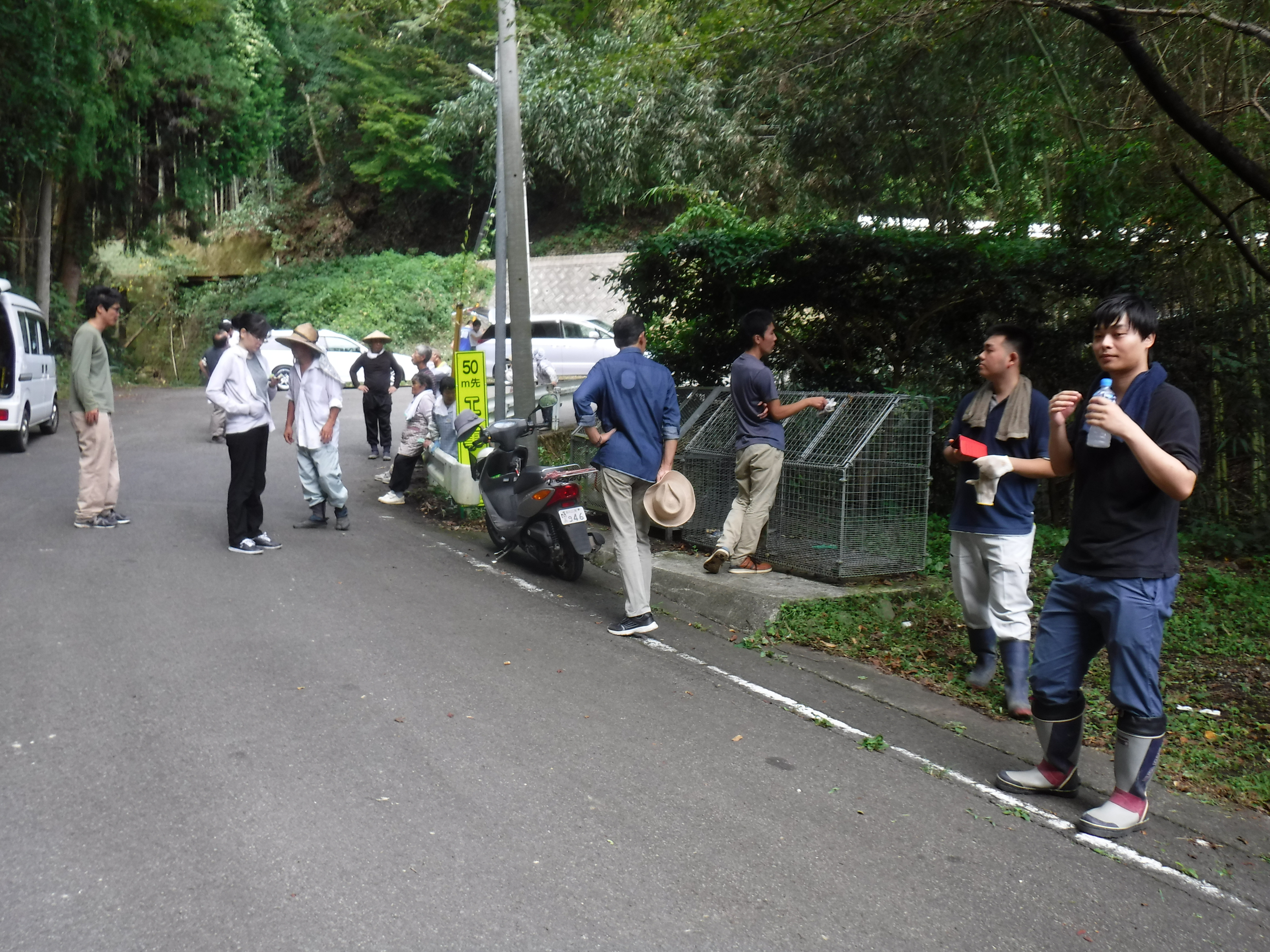 集落道の除草中の休憩