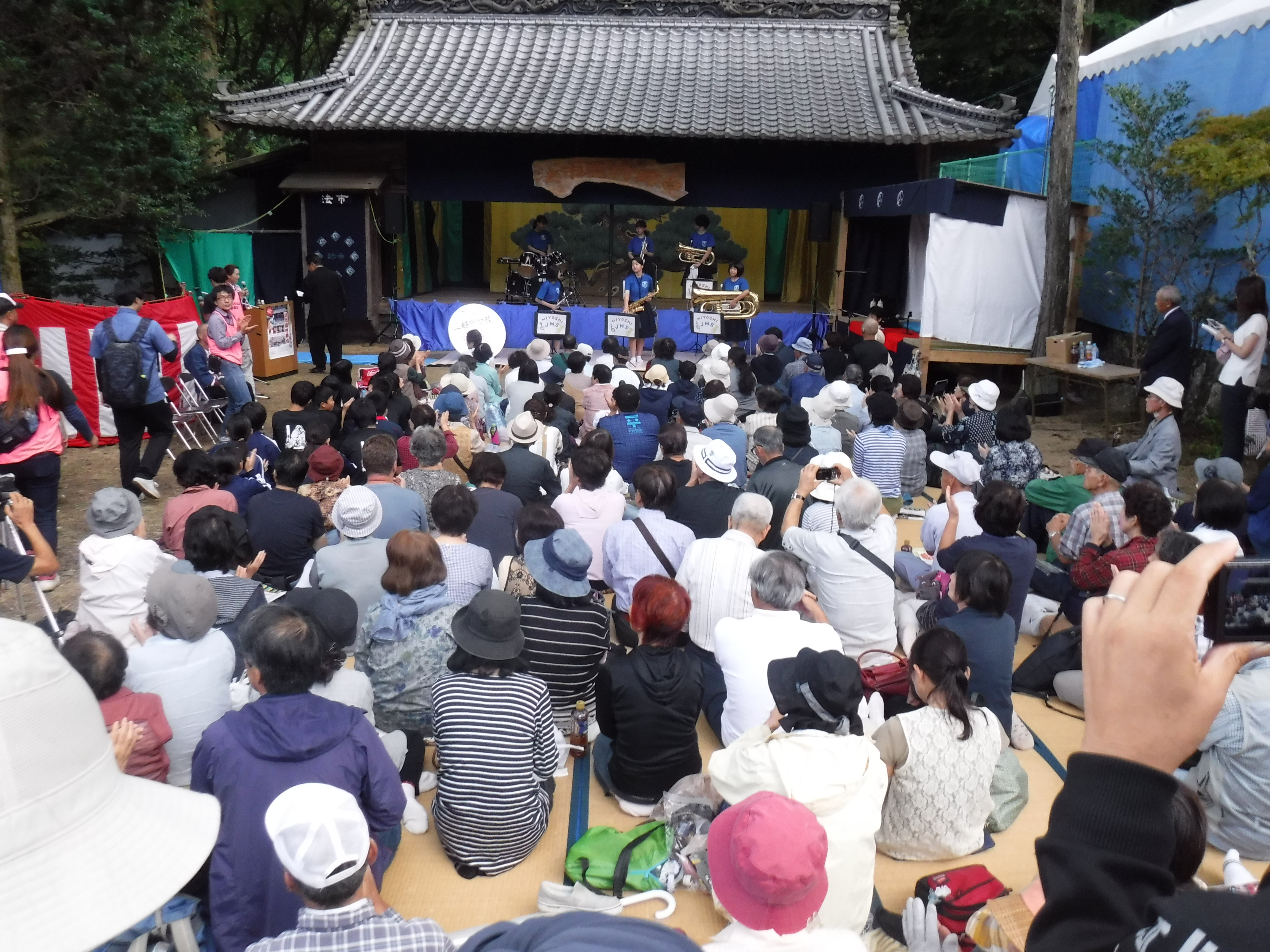 農村舞台公演中の様子