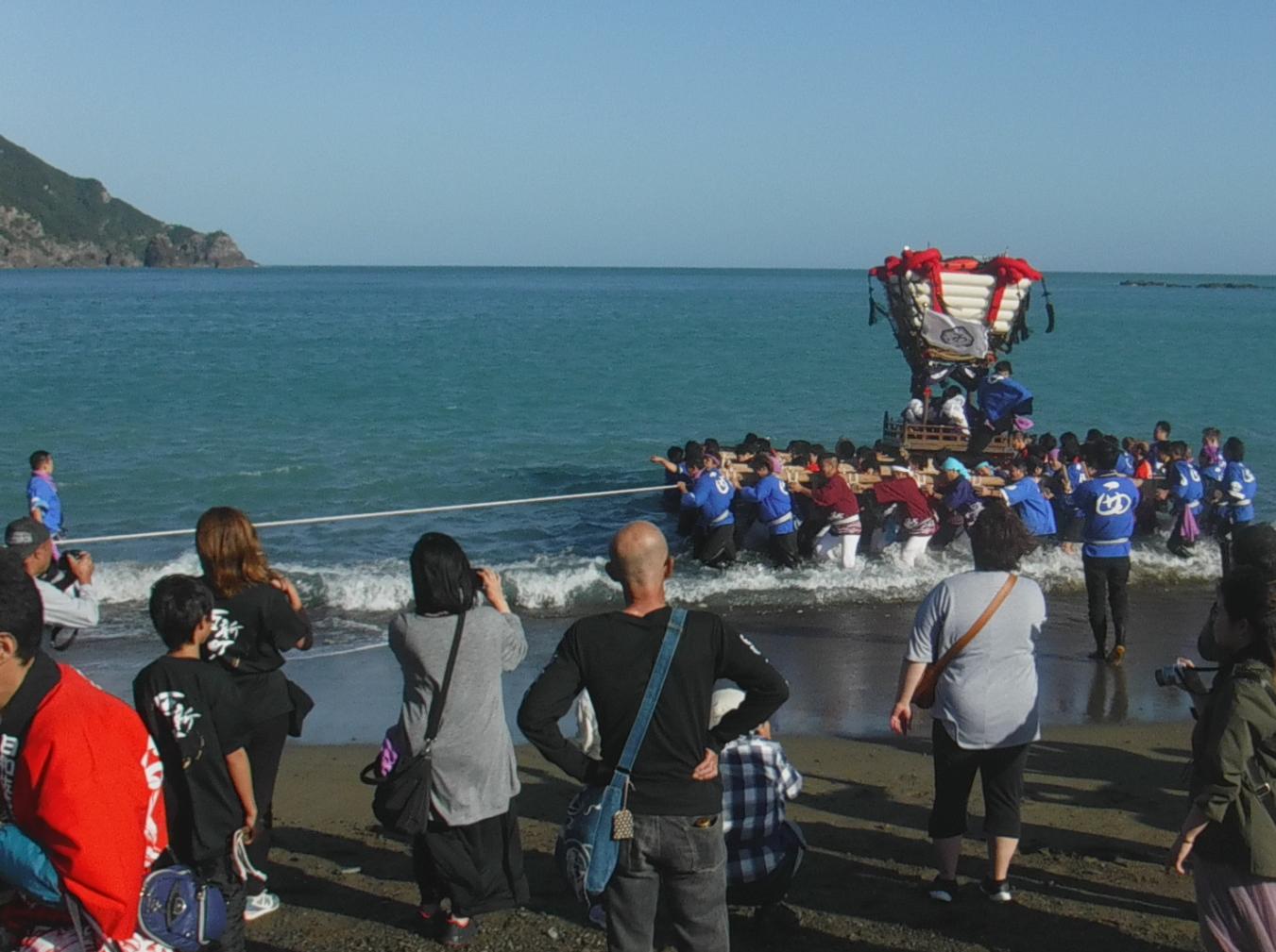 海を通って境内へ
