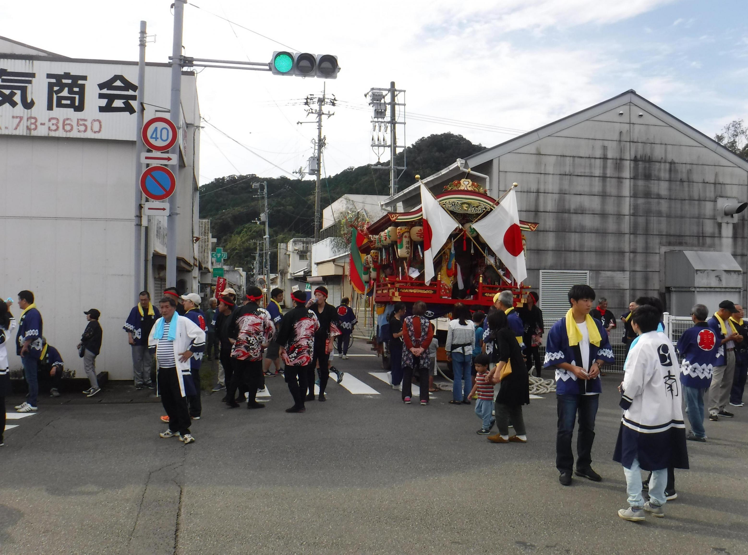 八幡神社にむけて、町を練り歩き