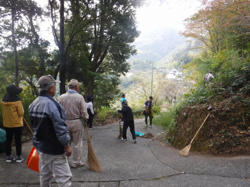 竹箒でコースの清掃
