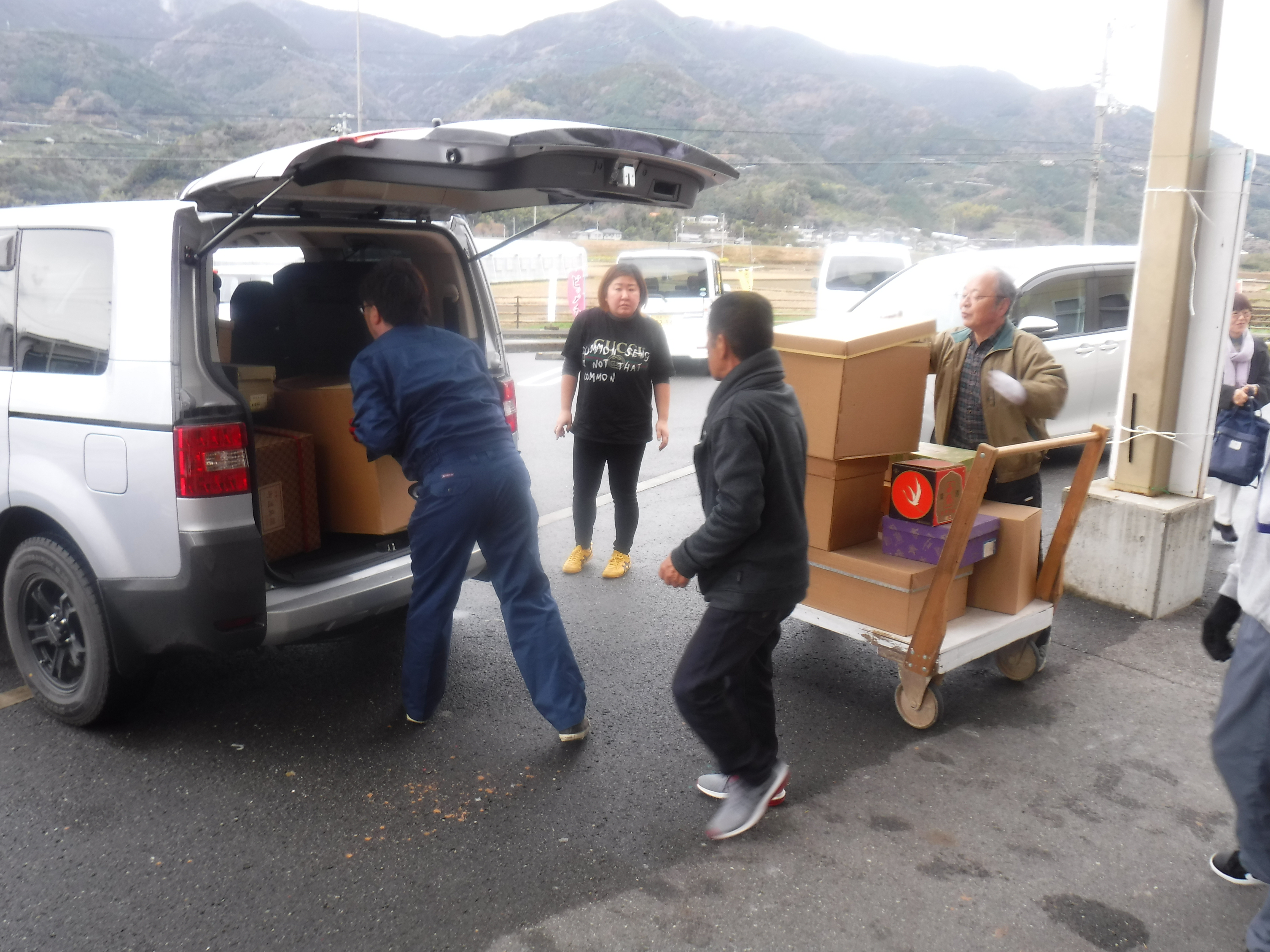 車からの荷下ろし