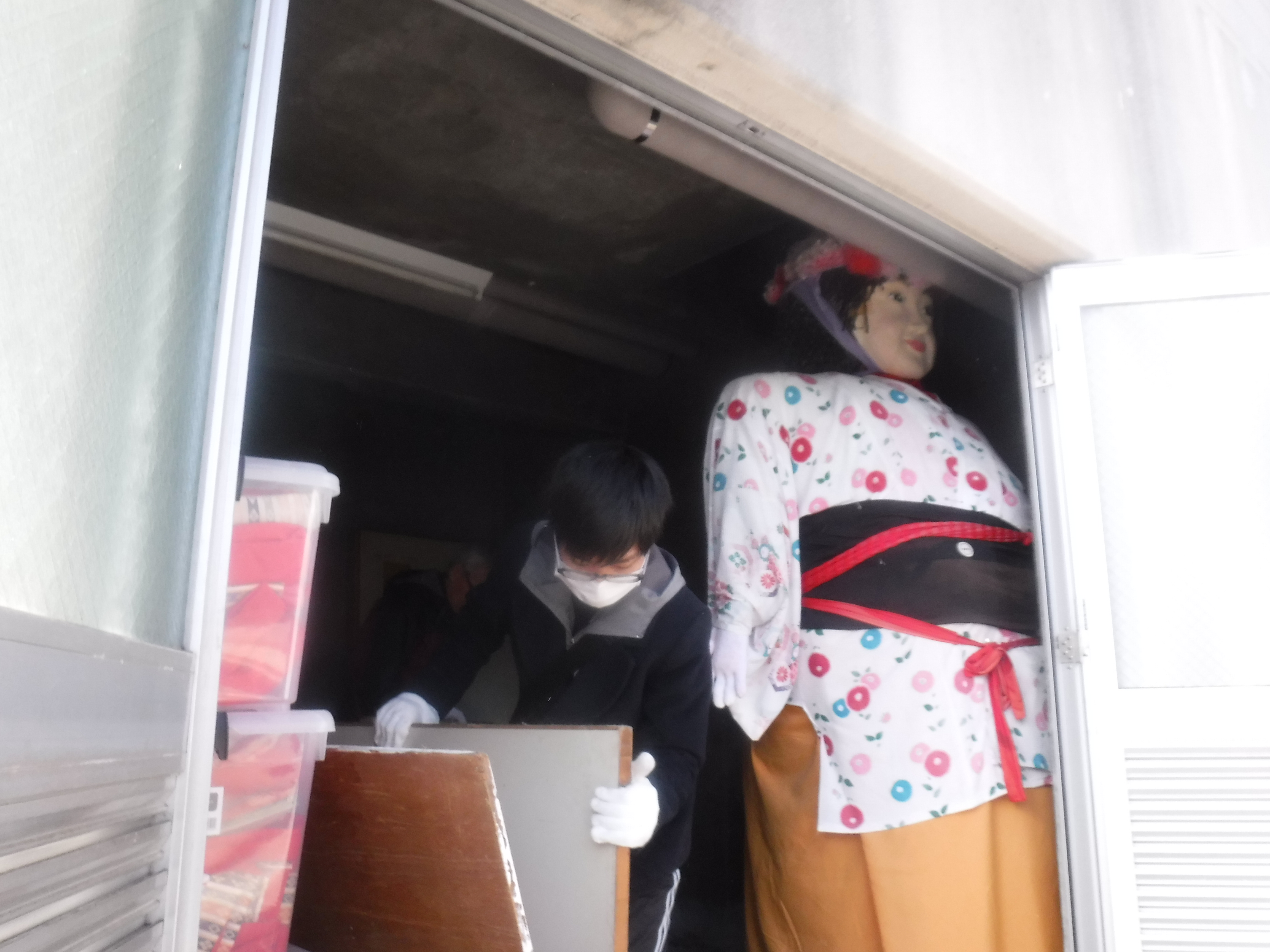 おふく人形の運び出し
