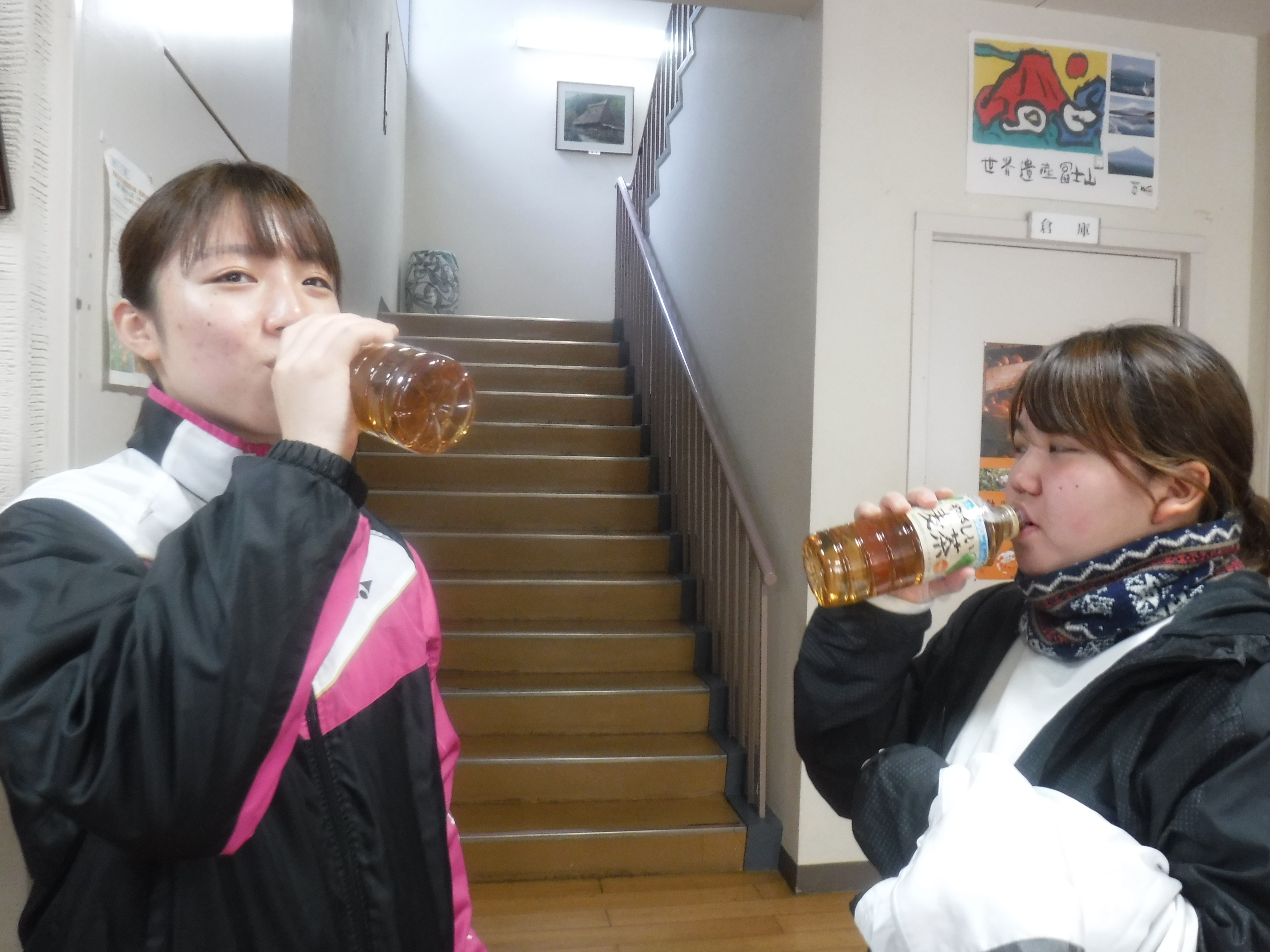 提供された飲料で休憩