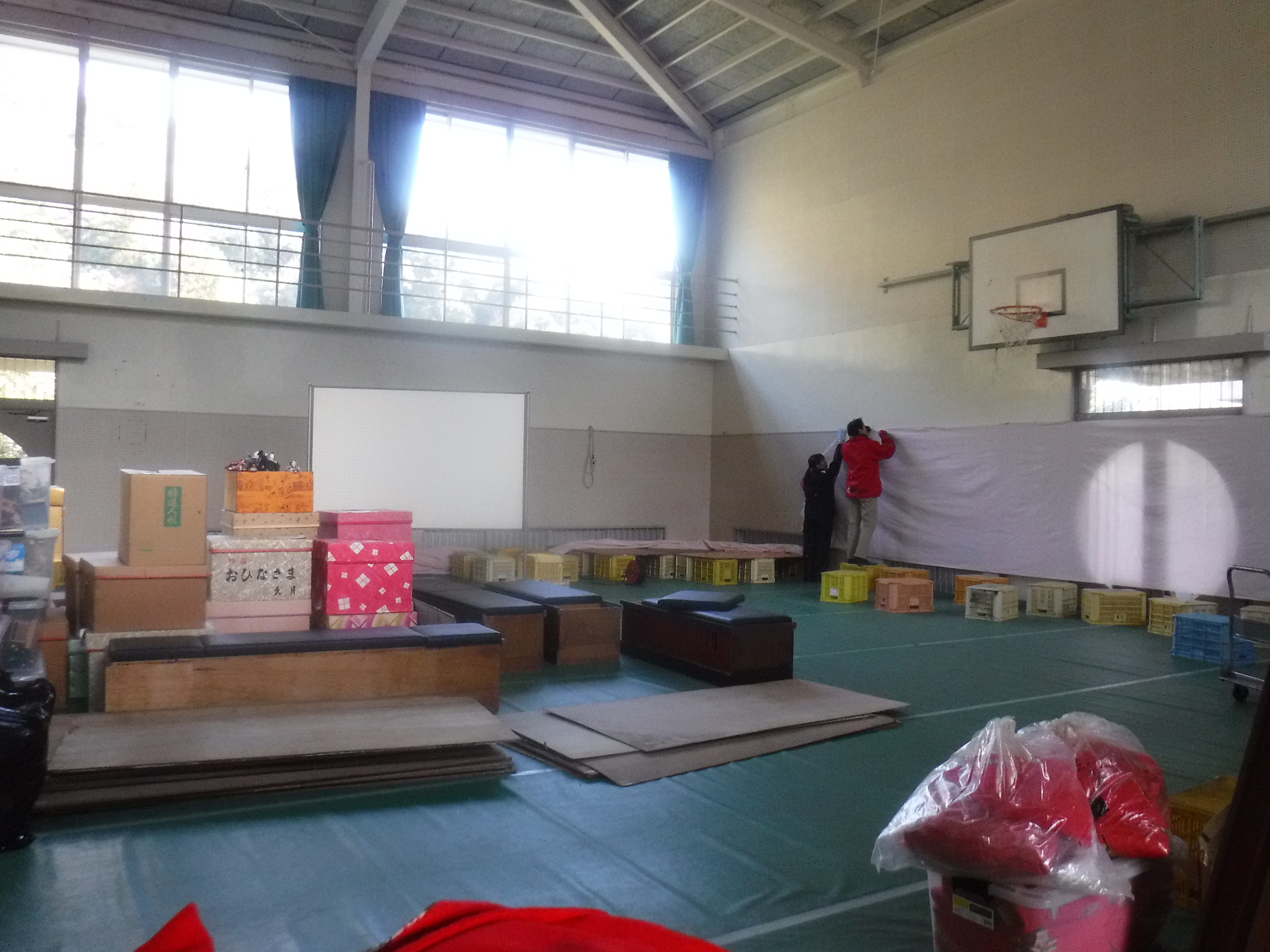 壁の布はり作業