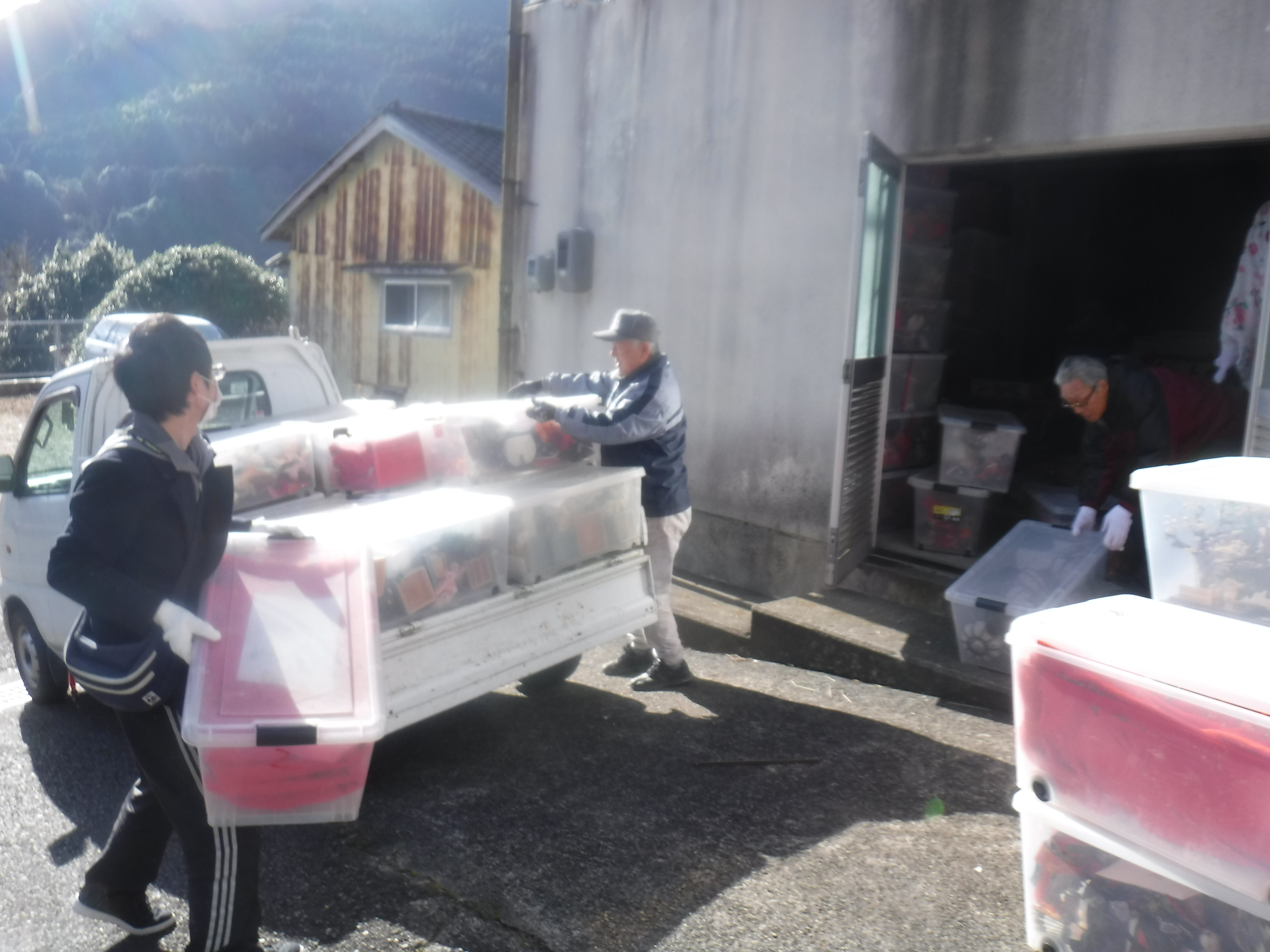 ひな人形の運び出し