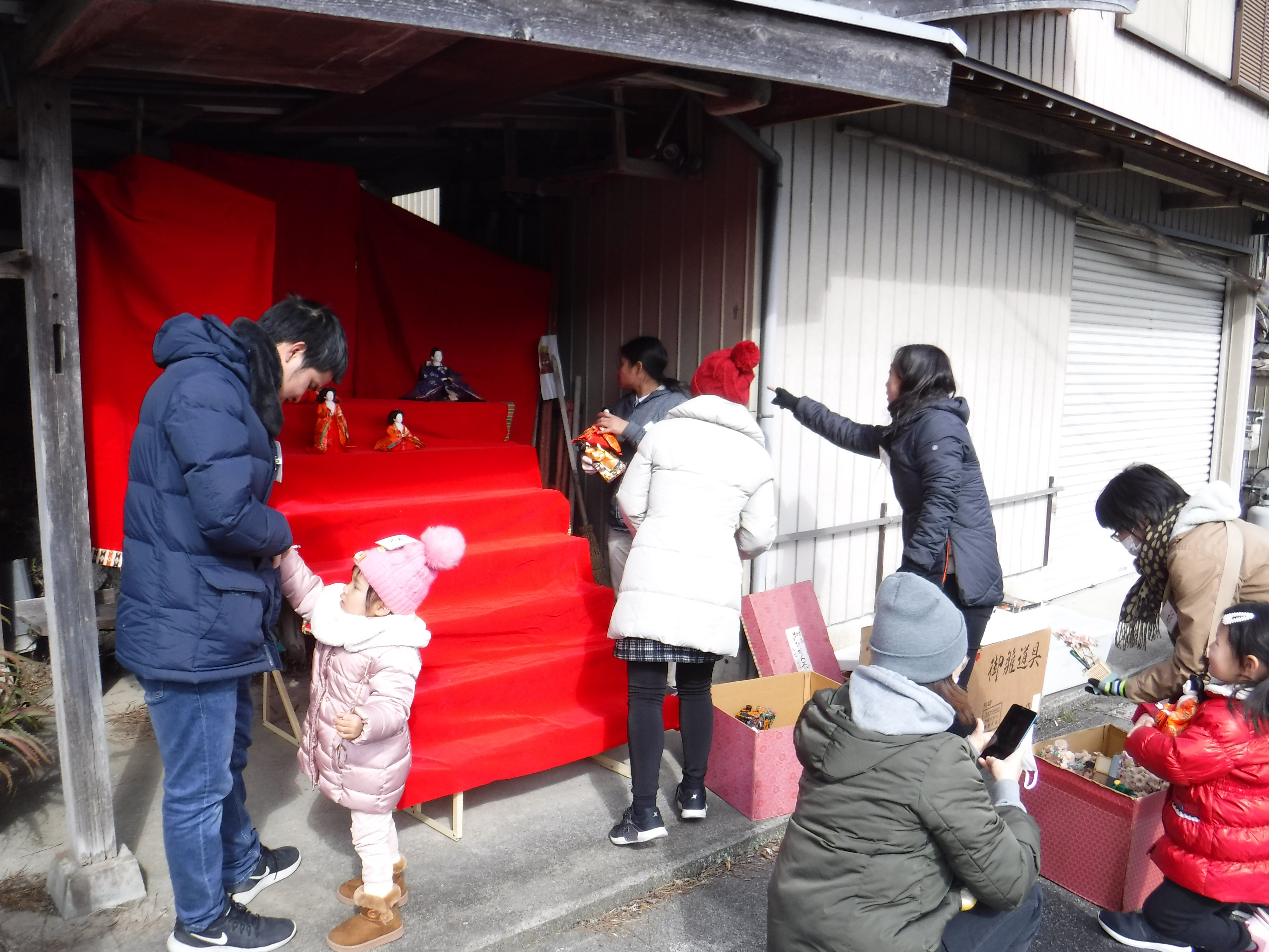 街道にひな人形を飾り付け
