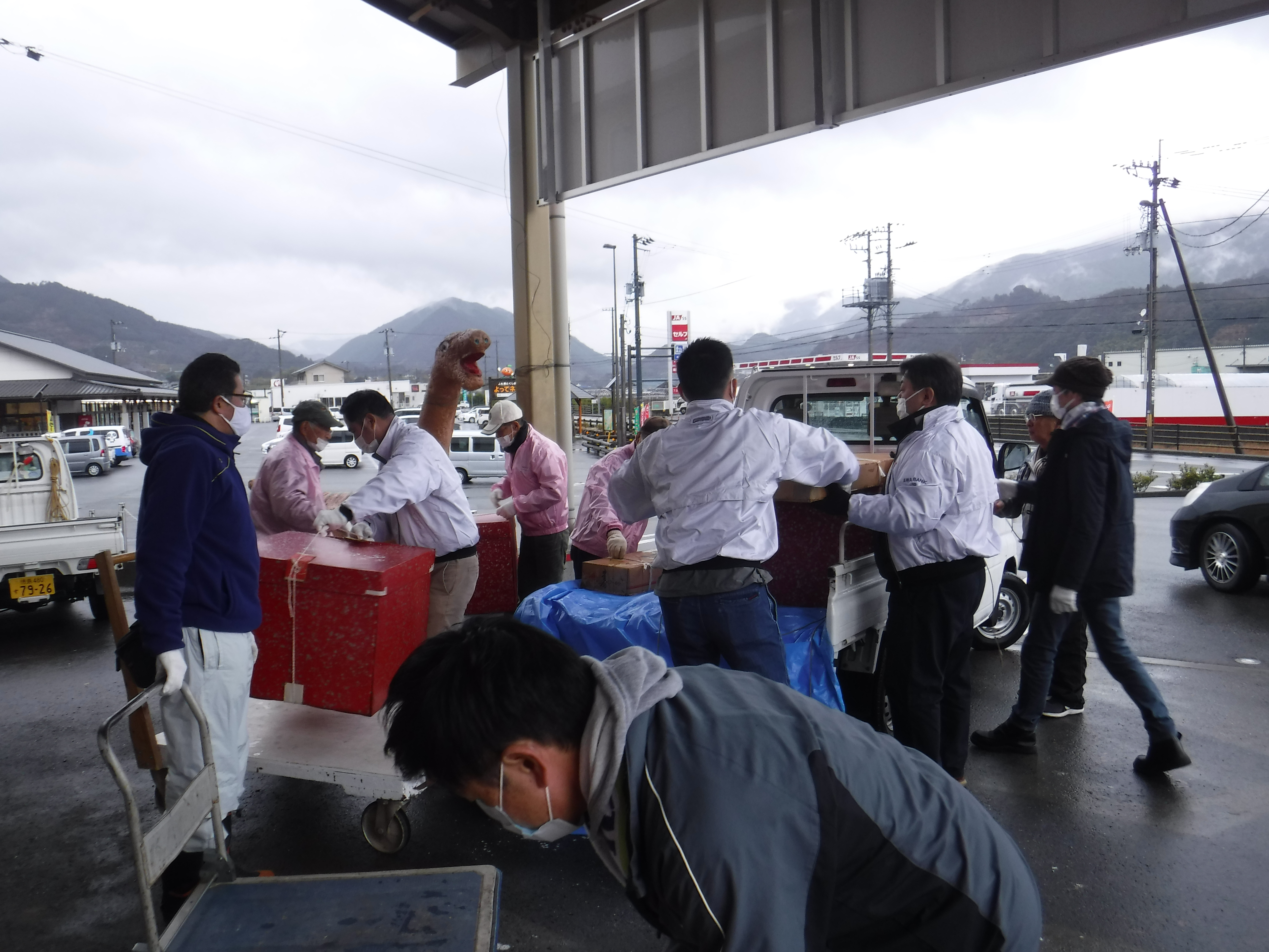 車からの荷下ろし