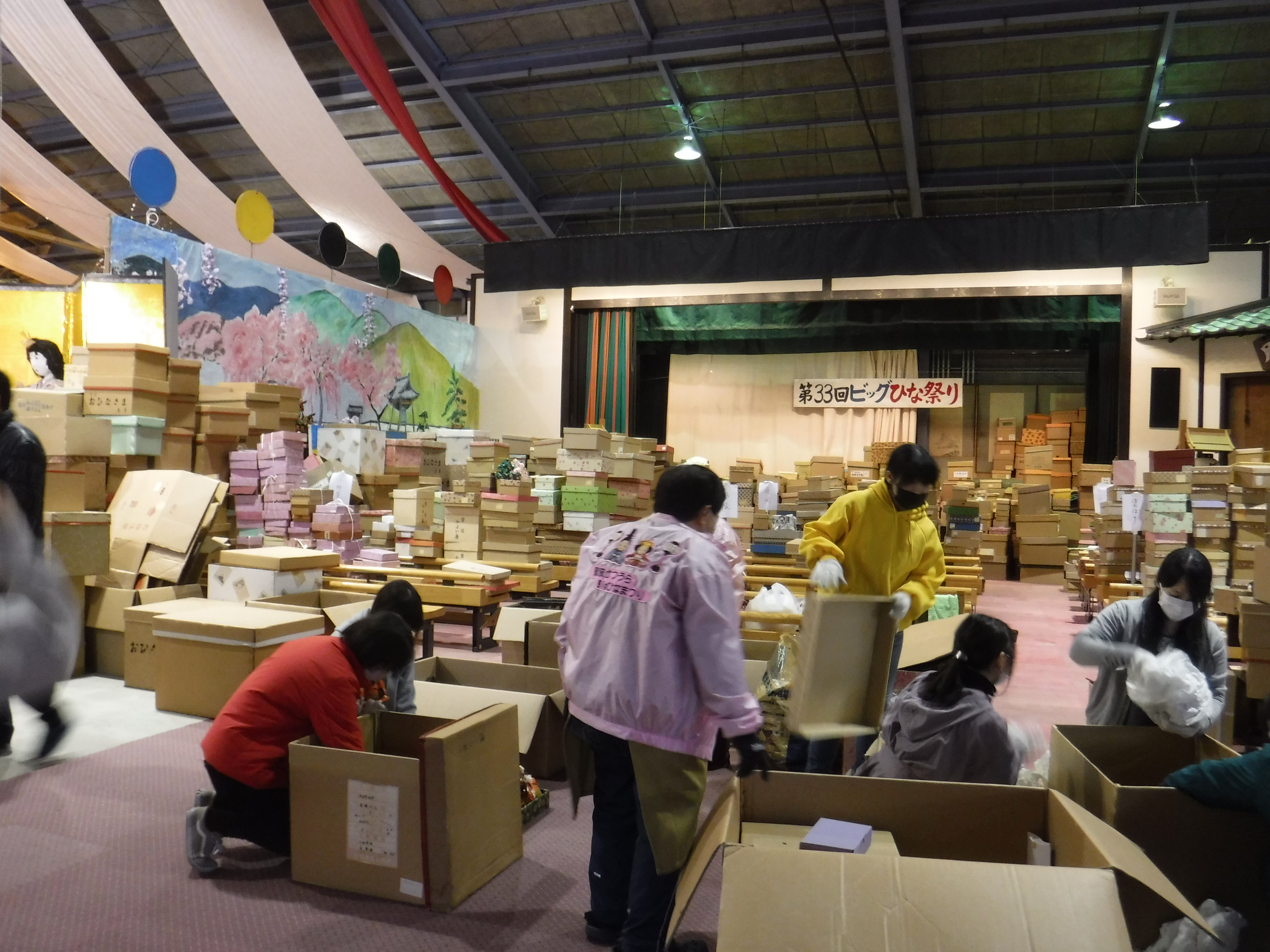 ひな人形の仕分け作業