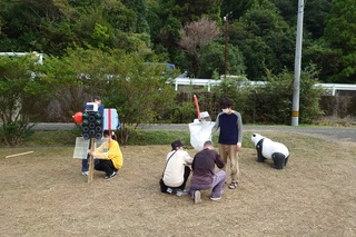 カカシを設営している様子の写真