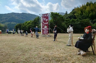 設営されたカカシが並んでいる様子の写真